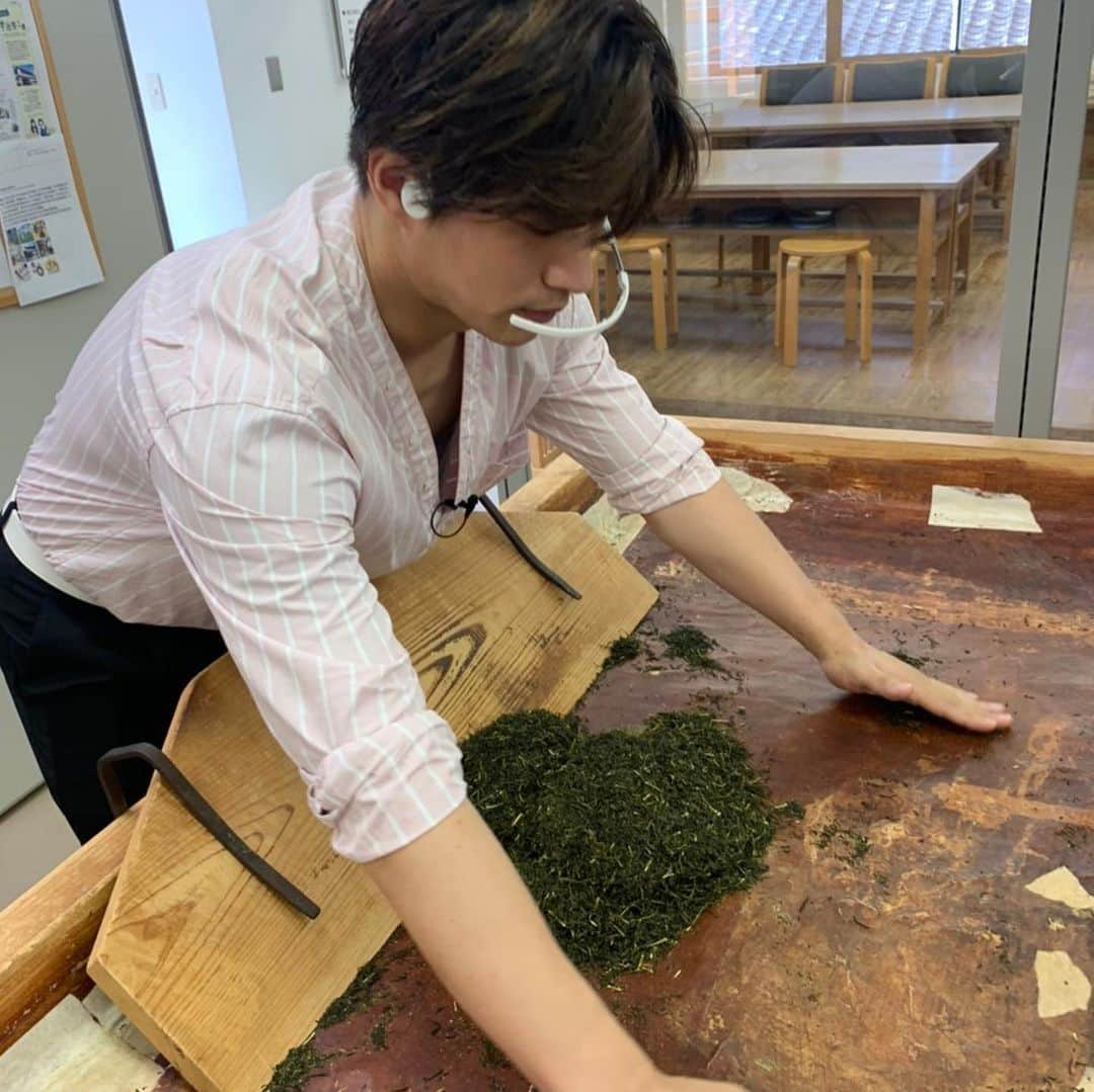 田中啓太さんのインスタグラム写真 - (田中啓太Instagram)「宇治での茶揉み体験は2時間以上に及ぶ行程で、手揉み茶が高い理由がわかった。煎茶の美味しい入れ方をマスター。 写真は撮り忘れたけど、和太鼓体験も楽しかったなぁ。身体動かすのって気持ちいぃ！ 夜の煎茶教室。これまた奥が深い。。先生の所作が美しかった。 立ち寄った滋賀での手漕ぎ舟は趣があって他では経験し難い体験でした。滋賀に訪れた際に是非行って欲しい所。  YouTubeで全てのアクティビティを撮影したので是非最後までご覧下さい💪チャンネルはプロフィールから飛べます。感想や要望も受け付けております！」11月15日 19時47分 - kt_keita_tanaka