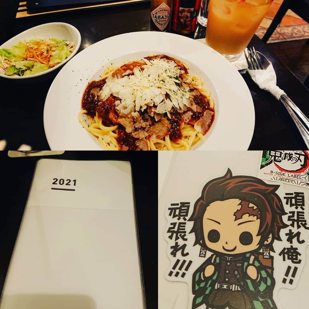 のインスタグラム：「滑り込みでgotoイート！！ 一人でも予約させてくれるなんて優しい(´；ω；`)笑。  来年は久しぶりにジブン手帳に帰ることにしました！！ さっそく予定を書きうつしてます！新しい手帳、テンションあがる～♪  長女なので頂きものの炭治郎のステッカーを手帳の後ろにはさみました！✨✨✨✨  #gotoキャンペーン  #gotoイート #pronto  #ミートソース  #手帳  #ジブン手帳 #手帳タイム」