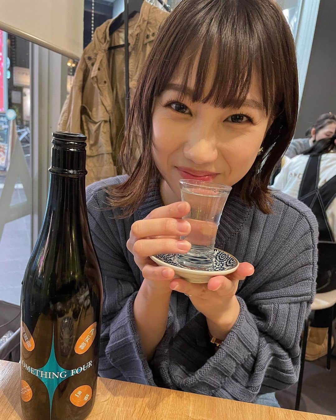 高野祐衣さんのインスタグラム写真 - (高野祐衣Instagram)「実はお店で日本酒を飲むのが﻿ 少し久しぶりになってしまって、﻿ すごい嬉しそうな顔、、、（笑）﻿ ﻿ ﻿ 『墨廼江 純米吟醸 Assemblage Something Four 』﻿ ﻿ 原料米を４種類﻿ アッサンブラージュしたお酒。﻿ 熟した梨やメロンのような香りと味わい🌟﻿ 舌触りなめらかで﻿ 旨味もしっかりで美味しい！！﻿ 甘味もあって飲みやすいので﻿ 日本酒が苦手な友達はぐびぐび飲んで﻿ 私より早く飲み終わってました😊（笑）﻿ ﻿ ﻿ ﻿ #日本酒 #日本酒女子﻿ #墨廼江 #宮城県 #墨廼江酒造﻿ #山田錦 #八反錦 #雄町 #五百万石﻿ #アッサンブラージュ #純米吟醸﻿ #唎酒師 #酒ディプロマ﻿ #ゆいぽんしゅ」11月15日 19時50分 - yuipooon12_06