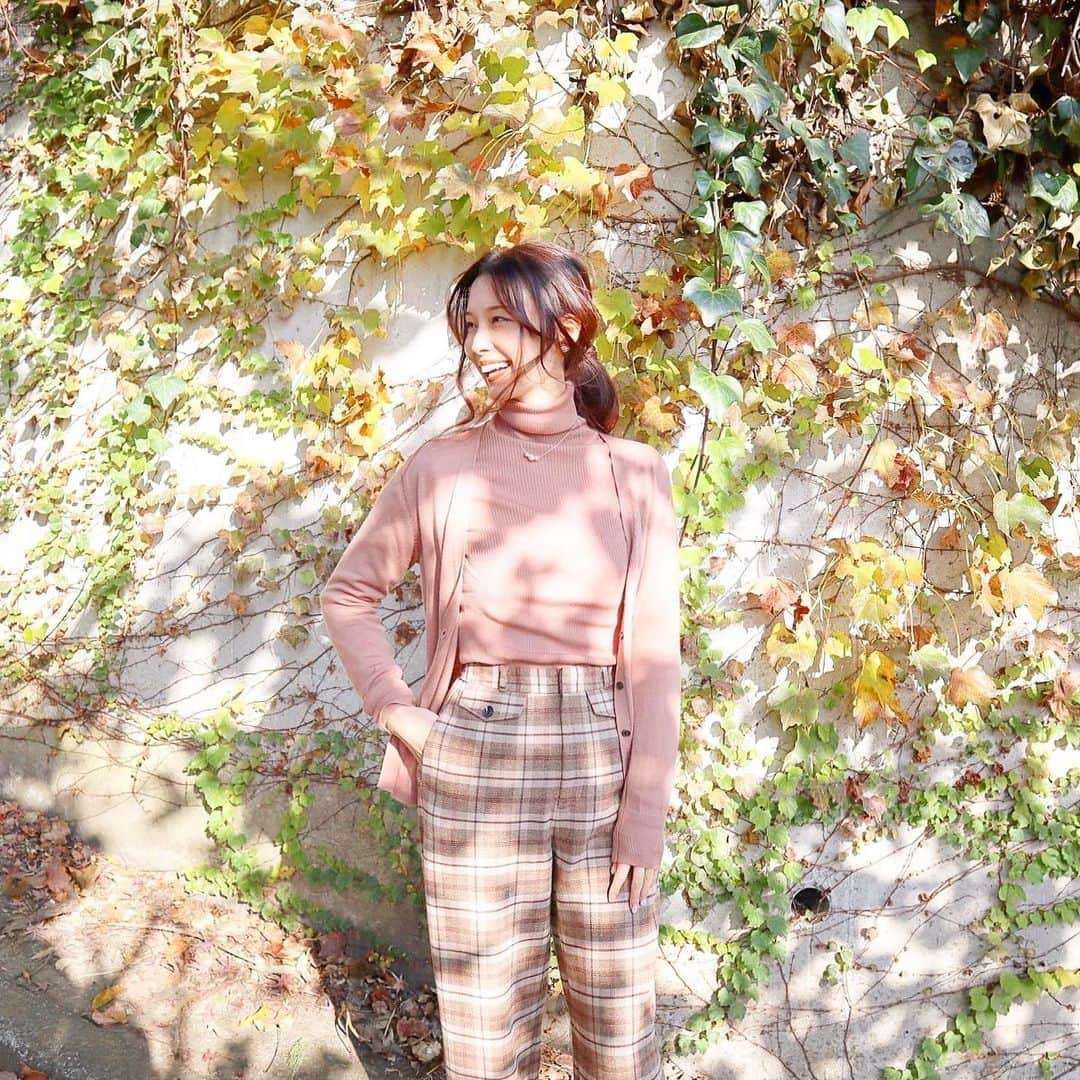 minsayuさんのインスタグラム写真 - (minsayuInstagram)「* こんばんは、影千代先輩です☀️🍂🍃 いや影すごいねこれwww UNIQLOニットのこのPINKのカラーが好きすぎて Vネック、タートル、カーデ制覇😉✌️ 毎年何色も買い足しているエクストラファインメリノリブタートルネック🧶 毎日着回せるし毛玉つかんし最高です🤤✨ * #ユニクロニット部 #ユニクロニット族 #エクストラファインメリノリブタートルネックセーター #uniqloginza2020FW #ニットコーデ #PR」11月15日 19時54分 - minsayu