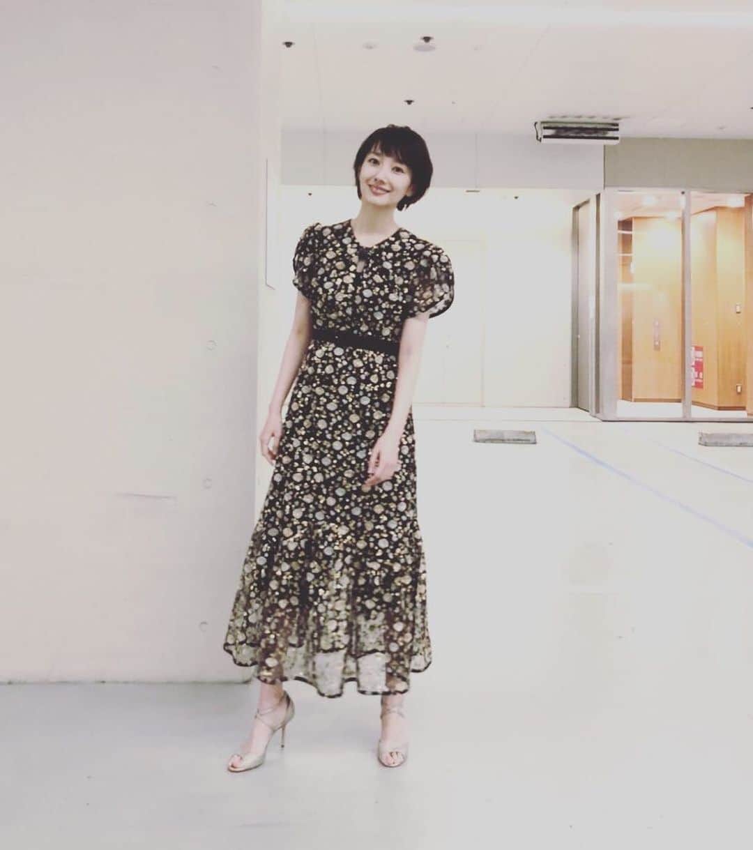 のインスタグラム：「#haru in #selfportrait  #セルフポートレート #波瑠  さん♡  #repost @06_haru_17 ・・・ 昨日の舞台挨拶のお衣装です。 きらっきらの着させてもらいました。 足元まできらっきら。  @mrselfportrait  @iza_official  SHOPIZA.com  #instorenow  #izastagram」