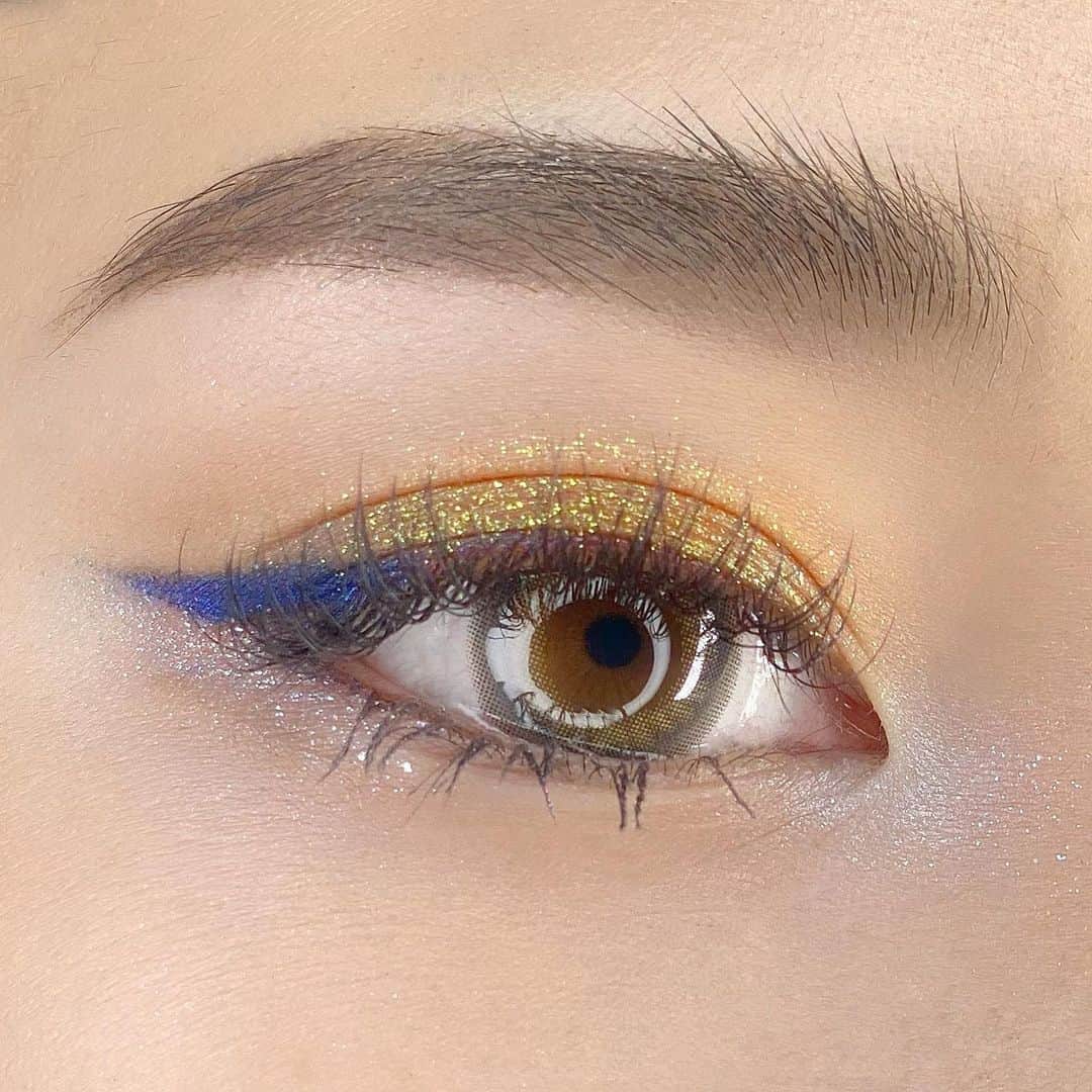 M∙A∙C Cosmetics Japanのインスタグラム：「ホリデーキット第2弾は一部店舗限定*で、カラーも質感も豊富な25色のアイシャドウパレットが登場✨パレットを使用した3パターンのアイメイクをチェック👉💕ホリデーシーズンはカラーと質感でアイメイクを楽しんで！  ㅤ ■グランド スペクタクル アイシャドウ X 25 パレット (税込14,850円) (💡税込49,500円相当) ㅤ ※公式オンラインショップで売り切れの場合も、お近くの対象店舗*に在庫がある場合がございます。詳しくは下記の対象店舗にお問い合わせください。 ㅤ *公式オンラインショップ、マルイファミリー溝口、ラゾーナ川崎プラザ、上野パルコヤ、吉祥寺PARCO、モディ静岡、北千住マルイ、上野マルイ、エスパル仙台、ダイバーシティ東京プラザ、ららぽーとEXPOCITY、ららぽーとTOKYO-BAY店、町田マルイ、ルミネエスト新宿店、M·A·C表参道ヒルズ、SHIBUYA109、有明ガーデン、M·A·C心斎橋、ECHIKA FIT 銀座にて限定発売 　 #MACFrostedFirework #MACクリスマスコフレ2020#MACHoliday#MACCosmeticsJapan #MACCosmetics #MAC #MACコスメ #マックコスメ #メイクプロセス#トレンドメイク#秋メイク#冬メイク#クリスマスコフレ2020#クリスマスコフレ#限定品#限定コスメ#限定#アイメイク#アイシャドウ#グラデーション#アイシャドウパレット#マスカラ#キラキラ#キラキラメイク」