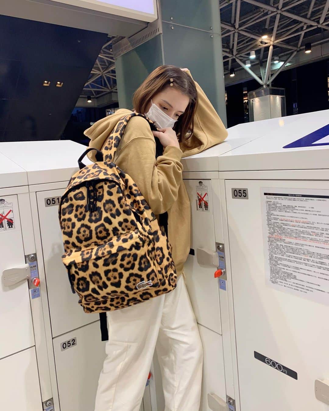 maya kibbel キベルまやのインスタグラム：「小さい頃から @natgeo (National Geographic) は読んでいました。🌎 今回この National Geographic が大好きな @lacoste とコラボして、限定コレクションを作りました！🐊 商品は100% サステナブル材料で作られています。しかも、私身につけているリュックで分かると思いますが、ちょーおしゃれ✨  #lacostejapan #nationalgeographic #LacostexNationalGeographic #sustainable #リュック @lacoste」