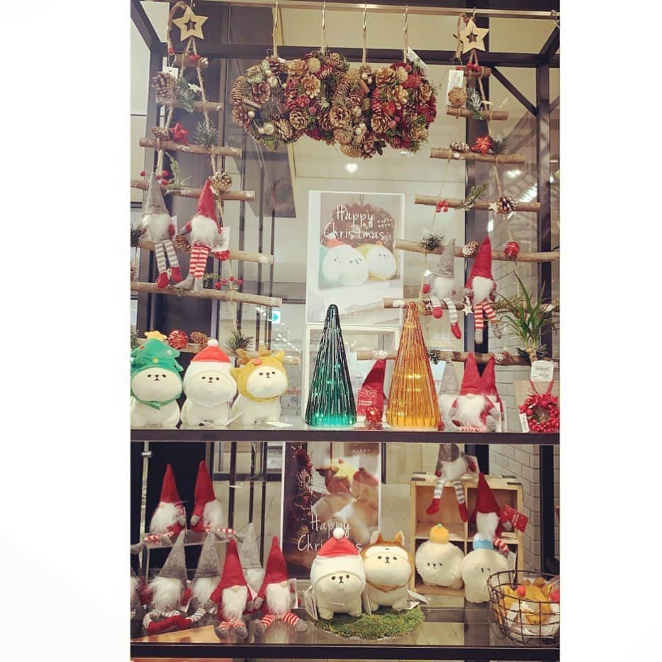のインスタグラム：「・﻿ LBC ﻿ COLLECTION ﻿ ﻿ \今年はおうちでXmas/﻿ Xmasアイテム続々入荷中！﻿ ﻿ #lbc #lbcmarket #ライフスタイル #ライフ雑貨 #インテリア #インテリア雑貨 #ファッション #レディースファッション #家具 #シンプル #カジュアル #グリーン #ライブグッズ #enjoyhome #スタッフに感謝 #みんなに感謝」