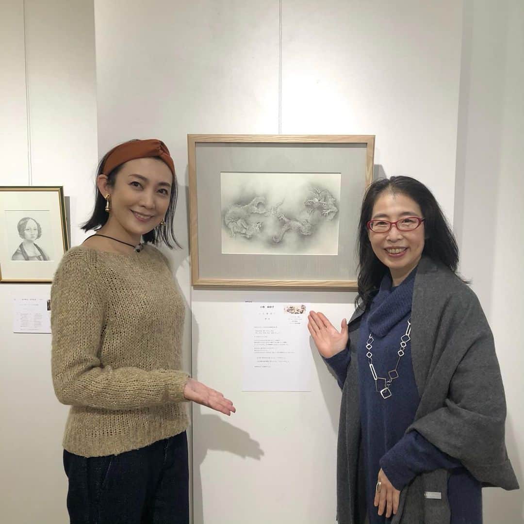 田中美里のインスタグラム：「昨日はえんぴつ画の 展示会をみに 吉祥寺にある ギャラリー永谷へ。  久しぶりに お教室の皆さんと 逢うことができて 嬉しかったです。  私は今回は 参加していないんですが、 皆さんの作品を拝見して えんぴつ一本で こんな細やかな表現が できるんだと 改めてすごいなぁと 刺激を受けました。  私もふつふつと 描きたい欲が、、！  写真は小熊麻紗子先生と。 @oguma.asaco   今日の17時半まで やっています。  #えんぴつ画 #模写 #吉祥寺 #ギャラリー永谷」