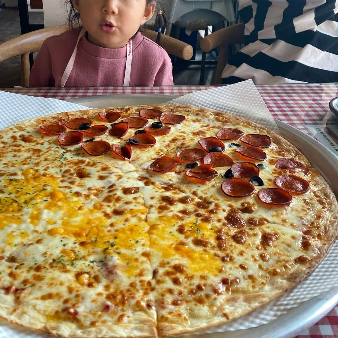 イ・ギュヒョンさんのインスタグラム写真 - (イ・ギュヒョンInstagram)「#pizza #조카 #고양이 #상팔자」11月15日 11時15分 - 290_83