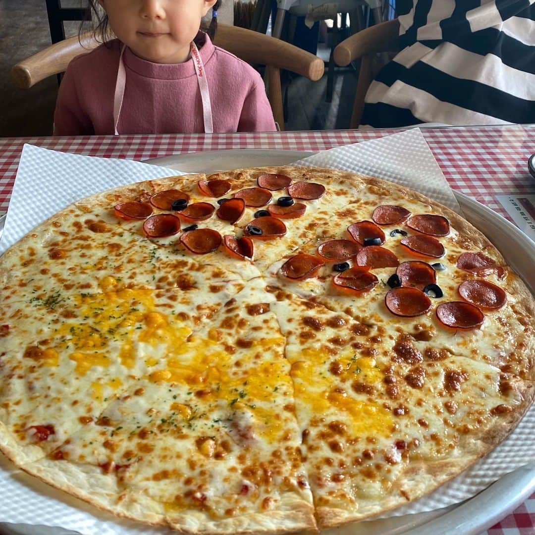 イ・ギュヒョンさんのインスタグラム写真 - (イ・ギュヒョンInstagram)「#pizza #조카 #고양이 #상팔자」11月15日 11時15分 - 290_83