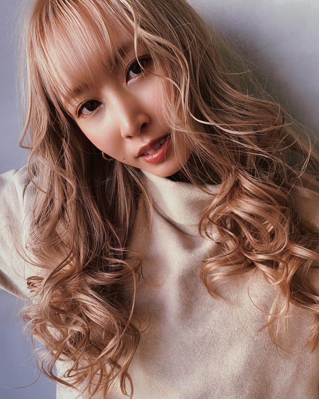 榊原伶奈のインスタグラム：「写真選べないからお気に入りをまとめて🕊✨ いつもありがとうございます🙏🤎   #ハイトーン　#ハイトーンカラー　#ブロンド　#ホワイトカラー #ホワイトベージュ #サロンモデル #ケアブリーチ #ブリーチ　#外国人風カラー #ロングヘア　#ホワイトブロンド」