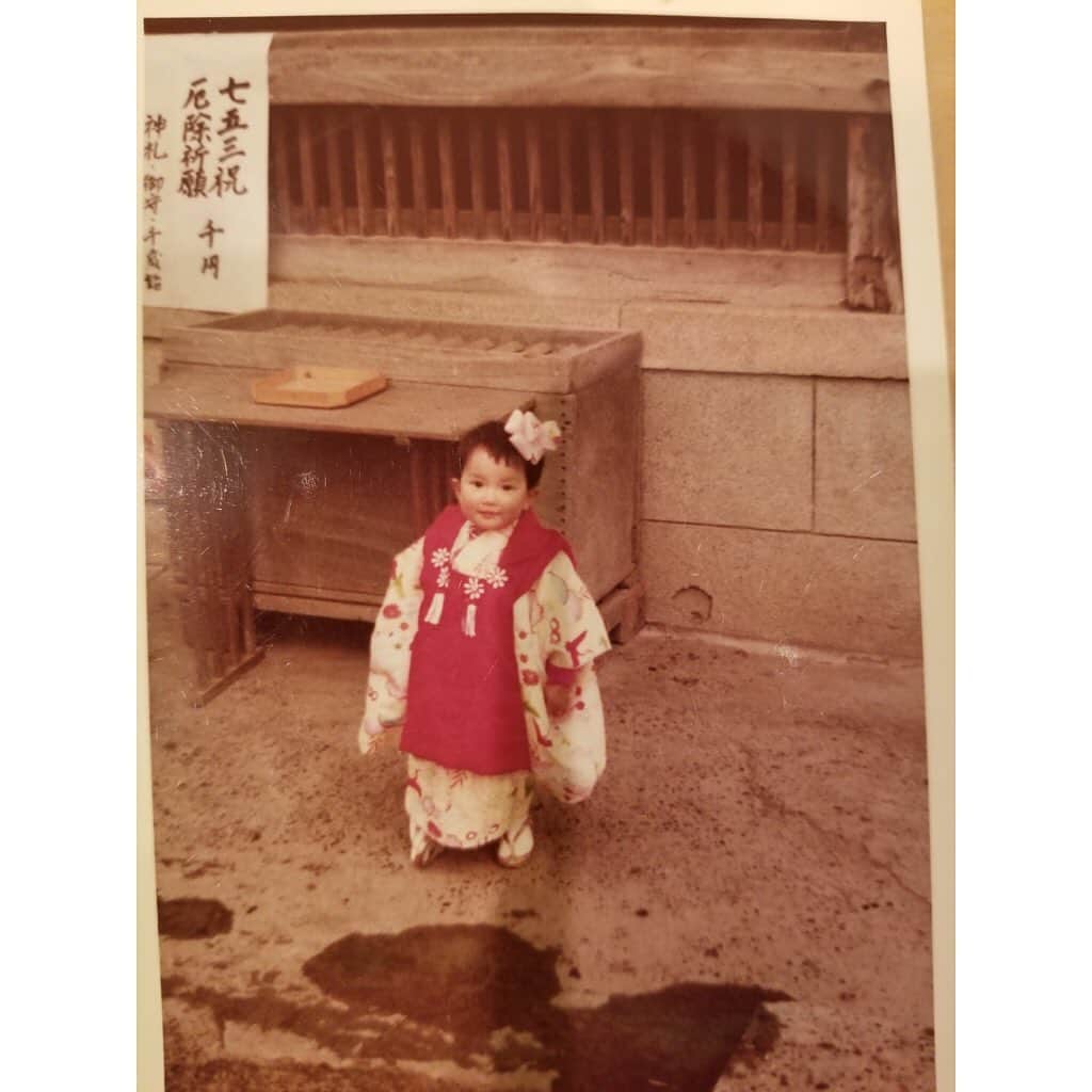 羽田美智子さんのインスタグラム写真 - (羽田美智子Instagram)「今日は七五三㊗️ですね！ 今週、ニッポン放送📻の「羽田美智子の行ってらっしゃい」でも七五三をテーマにお話してましたが、、、（まだradikoでも聞けますよ😉）  50年近く前に祖父母につくってもらった3歳の時の着物を母が出してきました。 うちのスタッフの娘ちゃん（羽田甚商店看板娘）にあげたいのだと、、。 こんな古いの迷惑だろうと思いながらも聞いてみたら気を遣ってか貰ってくれました😊  すっかり忘れてますが、自分にも3歳の頃があったんだなーと。 祖父母や家族に大切にしてもらいながら、大きくなってきたんだなーと。  着物一枚から色んな思いが生まれてきて、、感謝でいっぱいになりました。  七五三は、昔はそこまで育つことが困難だったために生まれた風習だそうです。  今生きているだけで、尊いものですね。  今日神社にいくと、七五三の子供達に会えるかな？  おめでとうございます💮  皆様もよい七五三の日をお過ごしくださいね🍀  #七五三」11月15日 11時20分 - michikohada