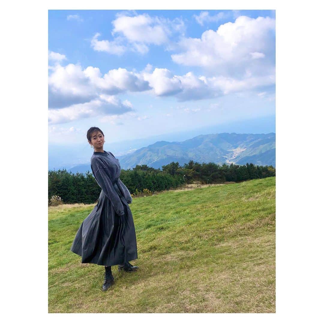 のインスタグラム：「⛰ . お気に入りのコーデでお出かけしたとき👗 ここはどこでしょうか〜💚？  正解はまた後日😽 . tops: @amerivintage  skirt: @snidel_official  boots: @drmartensofficial  . #四国 #香川 #絶景 #クイズ #秋コーデ #ワントーンコーデ #black #アメリ #ビンテージ #トップス #スナイデル #エコレザー #スカート  #マーチン #ブーツ」