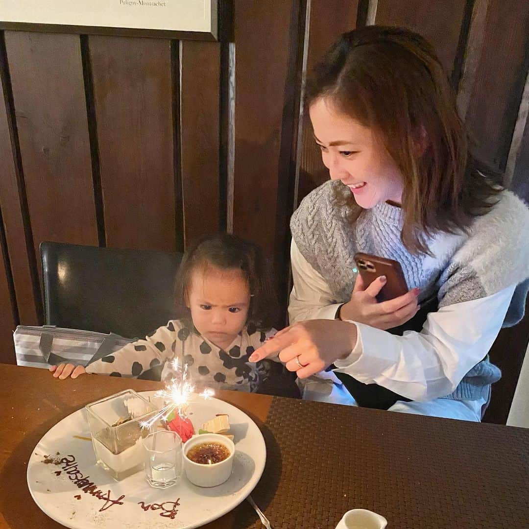 姫野れみのインスタグラム：「久しぶりの友人とランチをしたら 私たちの誕生日祝いをしてくれた時の🧁♡ 初花火に驚いてました😂  #1st #baby #girl #babygirl #15months #baby #birthday #birthdaycake #1歳 #15ヶ月 #ベビー #赤ちゃん #女の子ベビー #女の子 #ベビフル #ベビモ #ベビーフォト #誕生日 #赤ちゃんのいる生活 #べびすたぐらむ #親子ショット #誕生日祝い #誕生日ケーキ #ケーキ」