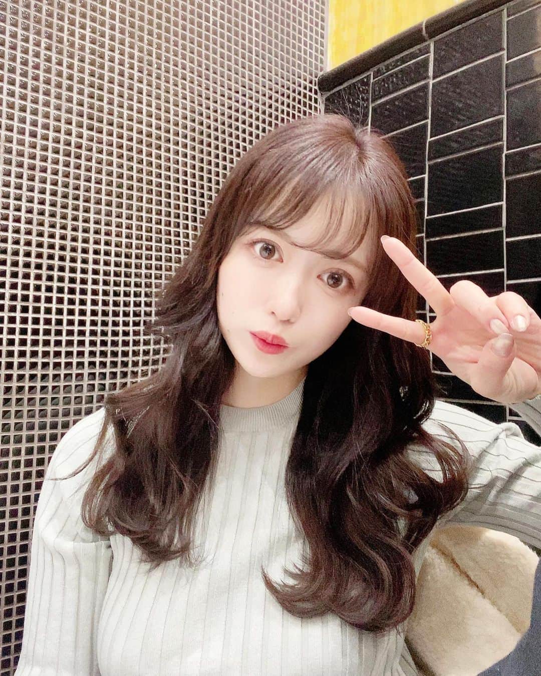 のインスタグラム：「栃木さんに髪染めてもらった👼🌟 チョコレートみたいな色にしたいって言った🍫🍫今回は暗め👆🏻♡ いつもありがとうございます🥰 これは中本食べる前にノリノリで撮ってもらった😇 @tochigi_satoshi」