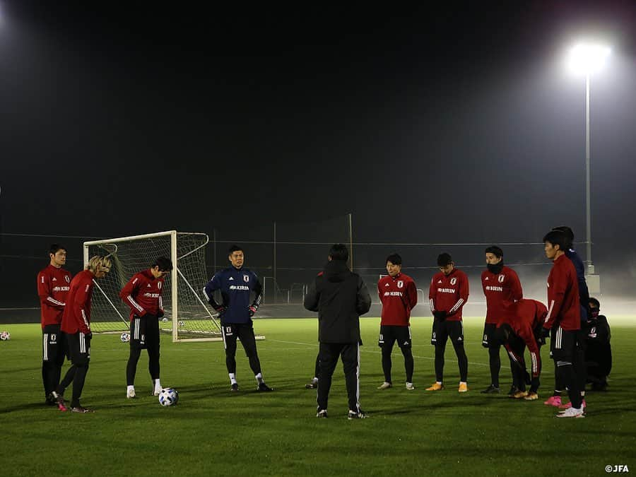 日本サッカー協会さんのインスタグラム写真 - (日本サッカー協会Instagram)「【2020.11.14 Training①📸】  11月の代表活動の初戦、パナマ代表との一戦を南野拓実選手のゴールで1-0と勝利したSAMURAI BLUEは一夜明けた14日(土)から、メキシコ代表との試合に向けた準備に入りました。  パナマ代表との一戦に先発出場した11選手と後半開始から出場した遠藤航選手は疲労回復に努めるため、ホテル内の施設を使ってのトレーニングを実施。残りの11選手がピッチでのトレーニングに臨みました。  ⌚11/18(水)5:00KO ※日本時間 🆚メキシコ🇲🇽 📺NHK BS1 ✅チームに密着した映像 #TeamCam は公式YouTubeチャンネル #JFATV で配信中📹  #daihyo #jfa #新しい景色を2022」11月15日 11時31分 - japanfootballassociation