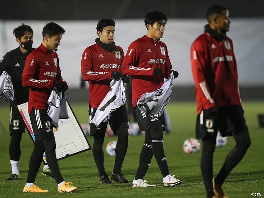 日本サッカー協会さんのインスタグラム写真 - (日本サッカー協会Instagram)「【2020.11.14 Training①📸】  11月の代表活動の初戦、パナマ代表との一戦を南野拓実選手のゴールで1-0と勝利したSAMURAI BLUEは一夜明けた14日(土)から、メキシコ代表との試合に向けた準備に入りました。  パナマ代表との一戦に先発出場した11選手と後半開始から出場した遠藤航選手は疲労回復に努めるため、ホテル内の施設を使ってのトレーニングを実施。残りの11選手がピッチでのトレーニングに臨みました。  ⌚11/18(水)5:00KO ※日本時間 🆚メキシコ🇲🇽 📺NHK BS1 ✅チームに密着した映像 #TeamCam は公式YouTubeチャンネル #JFATV で配信中📹  #daihyo #jfa #新しい景色を2022」11月15日 11時31分 - japanfootballassociation