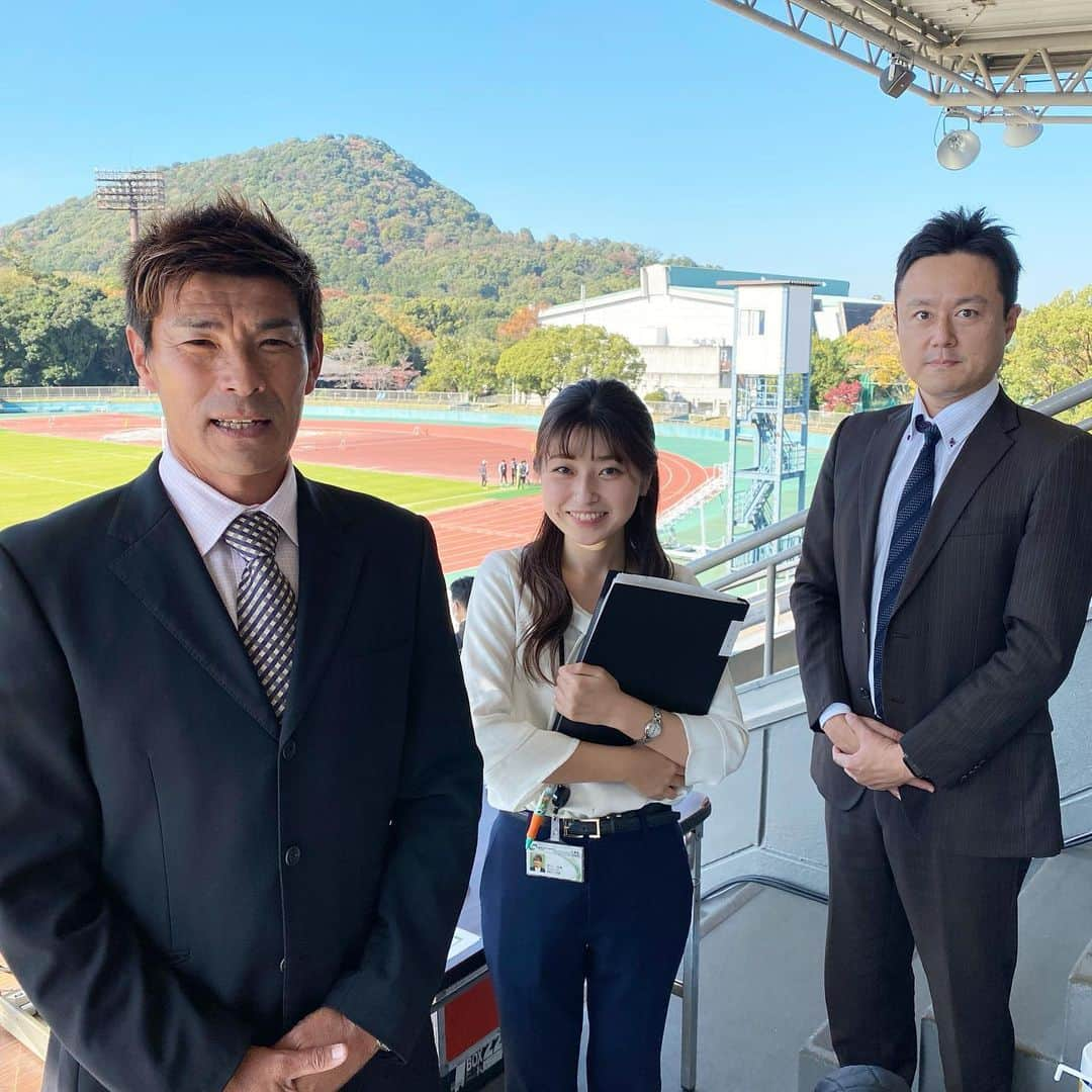 本野大輔さんのインスタグラム写真 - (本野大輔Instagram)「TVer（ティーバー）全国生配信！ 今日は高校サッカー選手権、決勝の実況。 奈良テレビの応援で橿原公園陸上競技場に来ています。 解説、内藤就行さん（奈良県初Jリーガ） リポート、吉川奈央アナ（奈良テレビ）  コロナ禍の中、決勝を迎えられました。 開催に尽力された方、支えられた保護者の皆様、ビッチで躍動する選手。 関わる全ての皆様への感謝の思いで放送席に座ります。  ■五條高校VS山辺高校 奈良テレビ、TVer（ティーバー）では、無料で全国どこでも12時35分から生配信！  すごい時代になったものです。 私も昨日は読売テレビで大阪大会決勝見ながら、TVerで静岡、徳島、愛媛、山梨、滋賀の決勝配信をザッピングしました。  昨日は大阪も履正社高校が代表校に決定！ 平松アナが実況して熱い試合を届けてくれました📺  近畿代表校は 大阪、履正社 兵庫、神戸弘陵 滋賀、近江 ここまでが決定。  今日11月15日は 奈良、五條VS山辺 京都、京都橘VS東山 和歌山、初芝橋本VS近代和歌山  全国の高校生の頑張りを、地元局のアナウンサーも全力で伝えます。  ハイライト、見逃し配信もあります。 通な見方になりますが、ゴールシーンの実況はアナウンサーによって個性が出て面白いですよ。 是非ご覧ください！  #高校サッカー #決勝 #奈良 #五條高校 #山辺高校 #履正社 神戸弘陵 #近江 #TVer #生中継 #生配信 #橿原公園 #高校サッカー選手権」11月15日 11時39分 - daisuke.motono_ytv