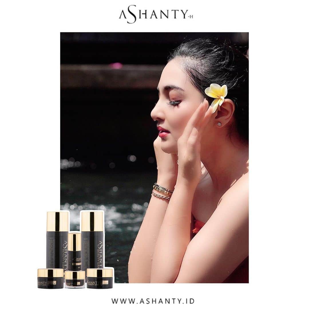 ASHANTY BEAUTY CREAM OFFICIALのインスタグラム：「Ashanty Beauty Cream adalah skincare yang kamu butuhkan ✨  Nahh khusus untuk weekend ini dapatkan harga special Ashanty Beauty Cream (Pilih salah satu cream series) dan Exclusive Eyeliner Pencil by Ashanty hanya Rp 575.000,- 🖤  Yuk pesan cream series favorite kamu dan dapatkan kulit wajah idaman ✨  _____________________________ Informasi dan pemesanan  Ashanty Beauty Cream Chat Via WA : WA: 081293823950 WA: 081287388885 WA: 087778489900 WA: 085781140354 ⚡️ Fast Respons Click Link On Bio Instagram @ashantyid ❣️ ______________________________ #ashantybeautycream #creamashanty #skincareashanty #skincare #skincareartis #skincarelokal #creamwajah #creamperawatanwajah #obatjerawat #jerawat #kosmetik #krimwajah #creamwajah #whiteningcream #ashantyid #ashanty」