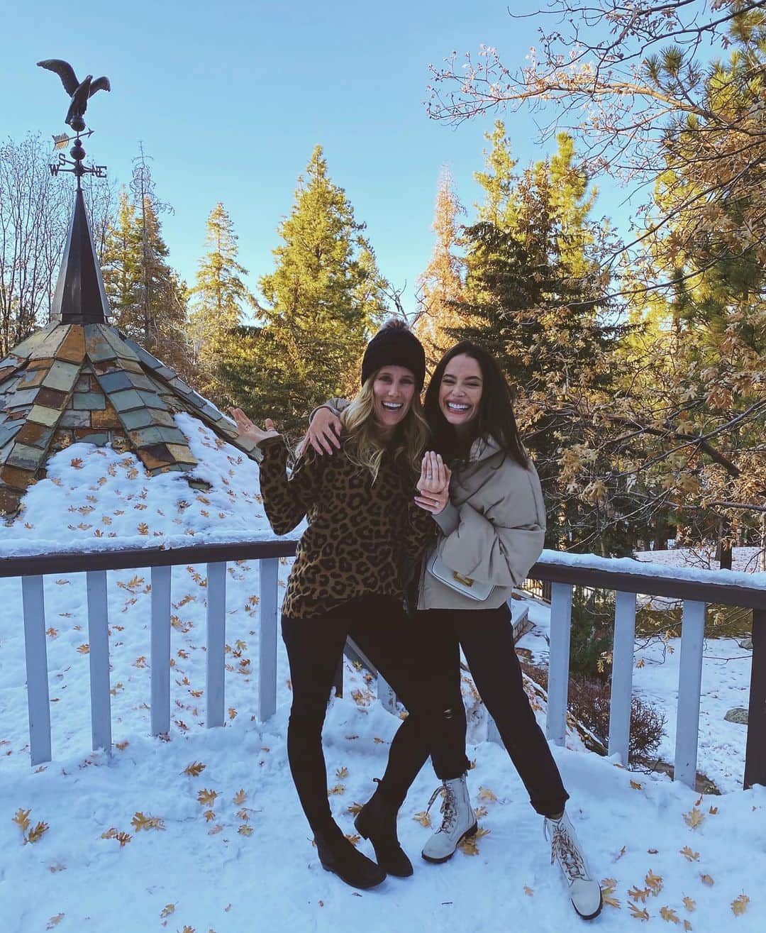 クロエ・ブリッジスのインスタグラム：「Cheesin so hard cause it’s my friend Chelsea’s birthday AND she just got engaged!! Happy birthday @chelsofield and congrats @iwishiwaspizza we love you guys so much」