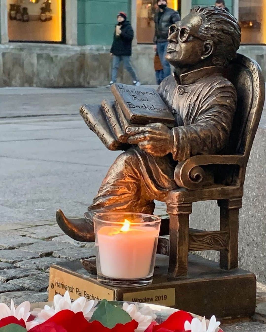 アミターブ・バッチャンさんのインスタグラム写真 - (アミターブ・バッチャンInstagram)「... they honour Babuji by placing a 'diya' for Deepavali at his statue in Wroclaw , Poland .. an honour a pride ..🙏🙏」11月15日 11時43分 - amitabhbachchan