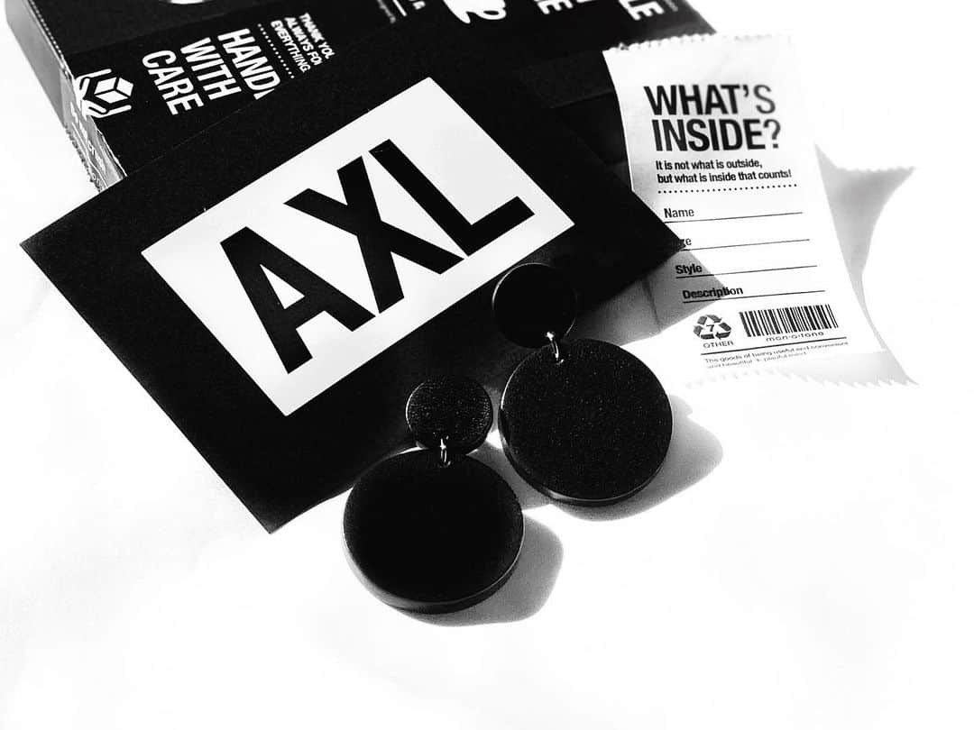lve_xxxxのインスタグラム：「. . ⚫️⚫️ @axl_accessories」