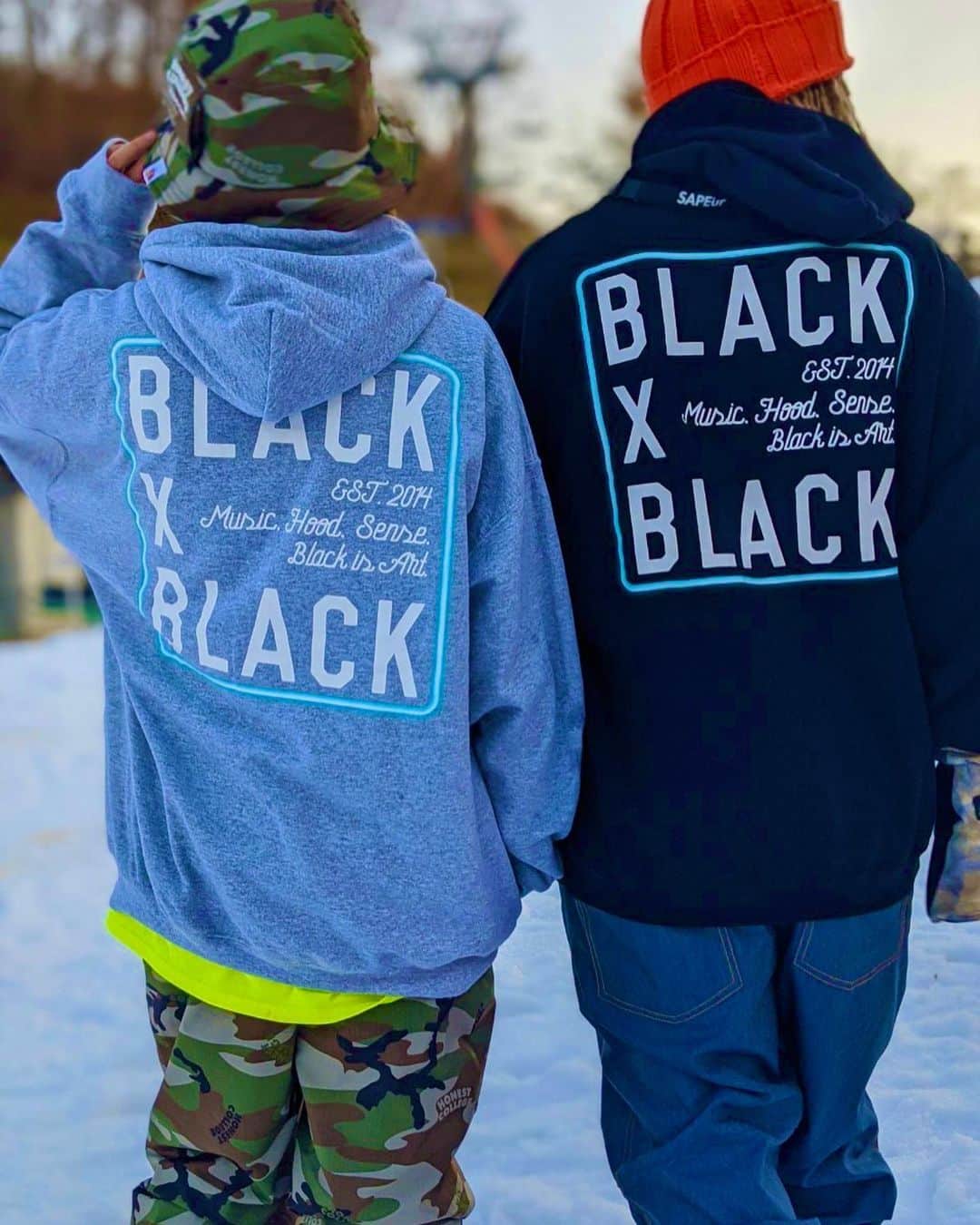 のインスタグラム：「🖤🖤🖤🖤🖤 ． 私服でもスノボでも着れちゃう💛 BLACK×BLACK🔥🔥🔥🔥 欲しかったパーカーGET🥳❤️💙 ネオンロンTも着て裾からチラ見せ☺️❤️ ． @blackblack0561  今日12時から新作も発売だよ😍💓 ⇧ここからGETできるよ👾⚡️ ． ． #blackblack #blackxblack #blackisart  #musichoodsense #fashion #ootd #outfit  #hooded #outfitoftheday #street #cool #coordinate #japan #tokyo #tbt #swag #wcw #mcm #yolo #tgif #tt  #awesome #ファッション #コーデ #パーカー #ストリート#ストリートファッション #イケイケのイケ #すきすきのすき❤️ #2020インスタがんばる」