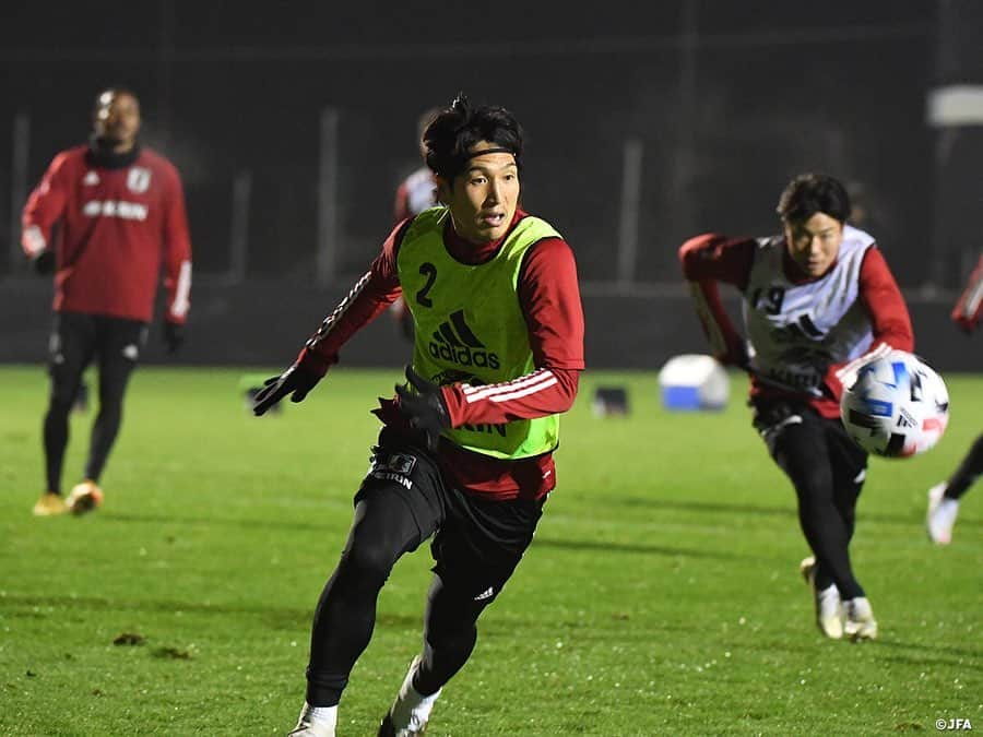 日本サッカー協会さんのインスタグラム写真 - (日本サッカー協会Instagram)「【2020.11.14 Training②📸】  11月の代表活動の初戦、パナマ代表との一戦を南野拓実選手のゴールで1-0と勝利したSAMURAI BLUEは一夜明けた14日(土)から、メキシコ代表との試合に向けた準備に入りました。  次のメキシコ代表戦のキックオフが21時ということもあり、トレーニングの時間も18時からに変更。気温は3度、選手たちの吐く息は白く見えるほど冷えたピッチでのトレーニングとなりましたが、チームは精力的にメニューをこなし、メキシコ代表戦に向けたモチベーションの高さを感じるものとなりました。翌日、翌々日とさらにトレーニングを重ね、北中米の雄・メキシコ代表との一戦に臨みます。  ⌚11/18(水)5:00KO ※日本時間 🆚メキシコ🇲🇽 📺NHK BS1 ✅チームに密着した映像 #TeamCam は公式YouTubeチャンネル #JFATV で配信中📹  #daihyo #jfa #新しい景色を2022」11月15日 12時06分 - japanfootballassociation