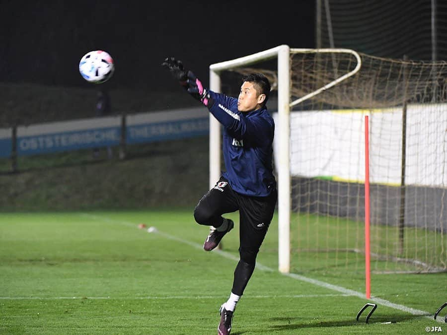 日本サッカー協会さんのインスタグラム写真 - (日本サッカー協会Instagram)「【2020.11.14 Training②📸】  11月の代表活動の初戦、パナマ代表との一戦を南野拓実選手のゴールで1-0と勝利したSAMURAI BLUEは一夜明けた14日(土)から、メキシコ代表との試合に向けた準備に入りました。  次のメキシコ代表戦のキックオフが21時ということもあり、トレーニングの時間も18時からに変更。気温は3度、選手たちの吐く息は白く見えるほど冷えたピッチでのトレーニングとなりましたが、チームは精力的にメニューをこなし、メキシコ代表戦に向けたモチベーションの高さを感じるものとなりました。翌日、翌々日とさらにトレーニングを重ね、北中米の雄・メキシコ代表との一戦に臨みます。  ⌚11/18(水)5:00KO ※日本時間 🆚メキシコ🇲🇽 📺NHK BS1 ✅チームに密着した映像 #TeamCam は公式YouTubeチャンネル #JFATV で配信中📹  #daihyo #jfa #新しい景色を2022」11月15日 12時06分 - japanfootballassociation