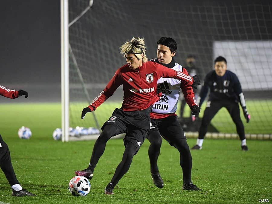 日本サッカー協会さんのインスタグラム写真 - (日本サッカー協会Instagram)「【2020.11.14 Training②📸】  11月の代表活動の初戦、パナマ代表との一戦を南野拓実選手のゴールで1-0と勝利したSAMURAI BLUEは一夜明けた14日(土)から、メキシコ代表との試合に向けた準備に入りました。  次のメキシコ代表戦のキックオフが21時ということもあり、トレーニングの時間も18時からに変更。気温は3度、選手たちの吐く息は白く見えるほど冷えたピッチでのトレーニングとなりましたが、チームは精力的にメニューをこなし、メキシコ代表戦に向けたモチベーションの高さを感じるものとなりました。翌日、翌々日とさらにトレーニングを重ね、北中米の雄・メキシコ代表との一戦に臨みます。  ⌚11/18(水)5:00KO ※日本時間 🆚メキシコ🇲🇽 📺NHK BS1 ✅チームに密着した映像 #TeamCam は公式YouTubeチャンネル #JFATV で配信中📹  #daihyo #jfa #新しい景色を2022」11月15日 12時06分 - japanfootballassociation