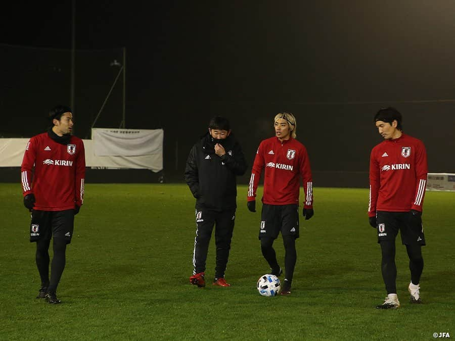 日本サッカー協会さんのインスタグラム写真 - (日本サッカー協会Instagram)「【2020.11.14 Training②📸】  11月の代表活動の初戦、パナマ代表との一戦を南野拓実選手のゴールで1-0と勝利したSAMURAI BLUEは一夜明けた14日(土)から、メキシコ代表との試合に向けた準備に入りました。  次のメキシコ代表戦のキックオフが21時ということもあり、トレーニングの時間も18時からに変更。気温は3度、選手たちの吐く息は白く見えるほど冷えたピッチでのトレーニングとなりましたが、チームは精力的にメニューをこなし、メキシコ代表戦に向けたモチベーションの高さを感じるものとなりました。翌日、翌々日とさらにトレーニングを重ね、北中米の雄・メキシコ代表との一戦に臨みます。  ⌚11/18(水)5:00KO ※日本時間 🆚メキシコ🇲🇽 📺NHK BS1 ✅チームに密着した映像 #TeamCam は公式YouTubeチャンネル #JFATV で配信中📹  #daihyo #jfa #新しい景色を2022」11月15日 12時06分 - japanfootballassociation