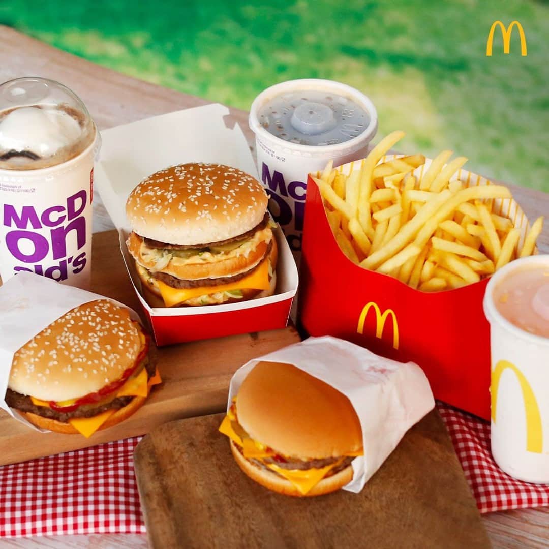 McDonald's Philippinesのインスタグラム：「Get FREE Delivery Fee when you treat your family and friends to this ultimate offer. Get 3 burgers of your choice, 3 medium drinks, and 1 BFF Fries with the NEW Ultimate Burger McShare for only Php 499!   Free Delivery Fee is available for orders Php 400 and up via the McDelivery PH App, website, and hotline: 8888-6236 (for NCR).」