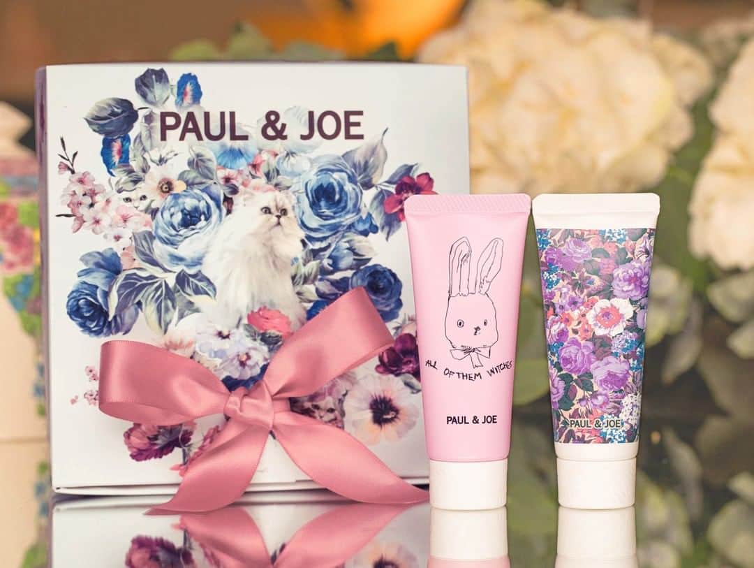 PAUL & JOE BEAUTEさんのインスタグラム写真 - (PAUL & JOE BEAUTEInstagram)「・ Two luscious hand creams with lovely holiday fragrances are coming oh so soon.  Silky Hand Cream comes in an elegant floral packaging. Lightweight and highly absorbent, this cream forms a water-repellent layer on the skin, locking in moisture all day long. It comes with a delicious hot apple cider scent.  Moisturizing Hand Cream comes in an adorable, yet stylish pink rabbit packaging. A rich cream that melts into the skin, soothing dry hands instantly. It offers a scrumptious ginger cookie scent.  ■Silky Hand Cream（Right） 　40g  ■Moisturizing Hand Cream（Left） 　40g  〈11/17（Tues）Pre-order・12/1（Tues) Launch〉 ギフトにもうれしいデザインと香りの ハンドクリーム２種がもうすぐ発売します。  エレガントな花柄のパッケージの『ラッピング ハンドクリーム』は水をはじいてうるおいを守るタイプ。 ホットアップルサイダーの香り。  愛らしいピンクのうさぎのパッケージの『モイスチュアライジング ハンドクリーム』はもっちりハリのある手肌に導くタイプ。 ジンジャークッキーの香り。  ■ラッピング ハンドクリーム（右） 　40g 1,760円（税込） ■モイスチュアライジング ハンドクリーム （左） 　40g 1,760円（税込） 〈店頭とオンラインショップで11/17（火）予約開始・12/1（火）発売〉 #PaulandJoe #paulandjoebeaute #ポールアンドジョー #holiday #holidaygift #new #limited #handcream #holidaymakeup #holidaycollection #christmas #christmasgift #beautiful #beauty #instagood #instabeauty #クリスマスギフト #プチギフト #クリスマスプレゼント #ホリデイメイク #美容 #美肌 #ツヤ肌 #透明感 #コスメ垢 #デパコス #うるおい #ハンドクリーム #おうち時間 #おこもり美容」11月15日 12時00分 - paulandjoe_beaute
