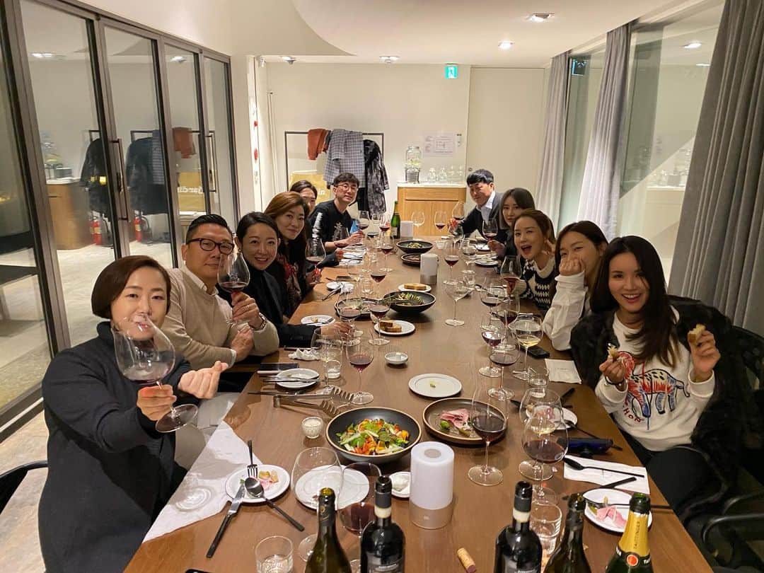 のインスタグラム：「나의 사랑🧡 @lejardinflower 의 윰윰이가 드디어 F&B 까지 영역을 넓혔답니다 두둥! 👉🏻@lejardin_dosan 가오픈전에 우리 지인들과 다같이 가서 맛봤는데 다들..와... 너~~무 맛있어서 깜~짝 놀랬다요! 유미는 천채인가? 왜케 다 잘해?! 자주갈게!! 정말 진심 맛있었고! 오픈 축하해🧡🧡🧡」
