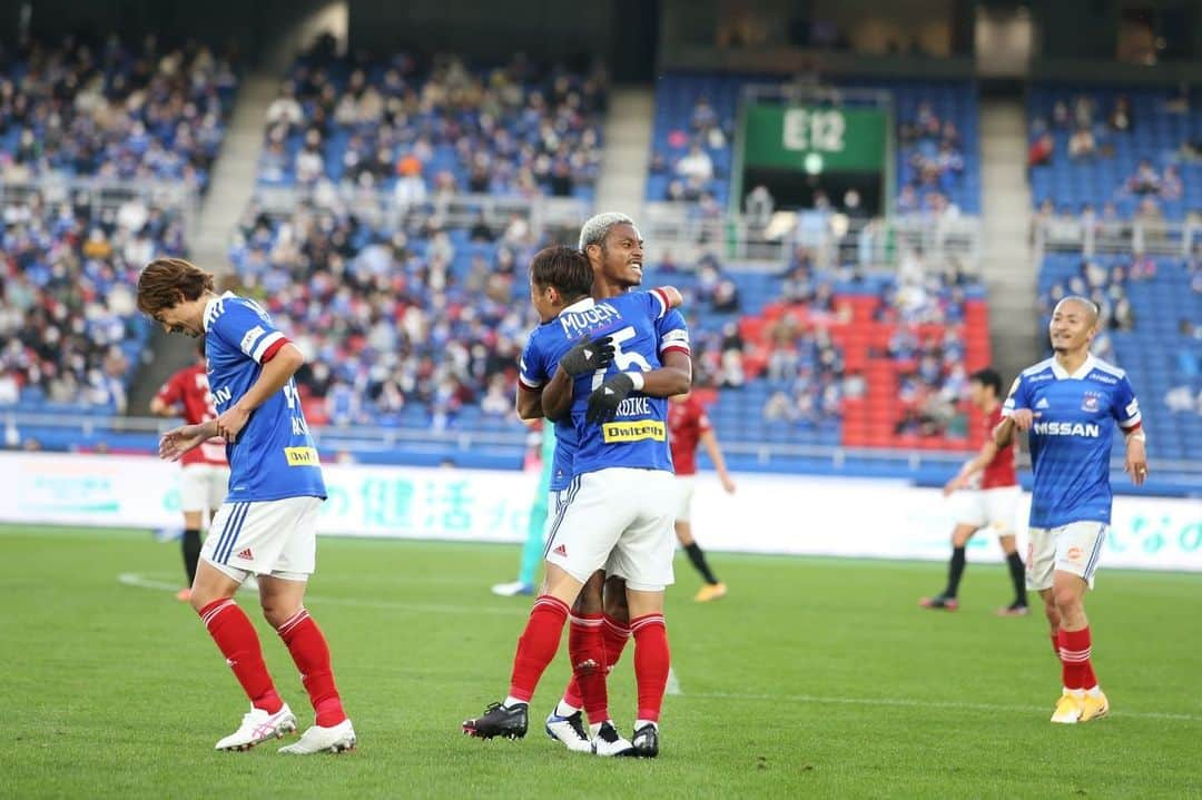 小池龍太さんのインスタグラム写真 - (小池龍太Instagram)「+ 3 points & 1 goal ❤️🤍💙  今季ホーム最終戦 沢山の応援ありがとうございました📣  次節川崎戦勝ってACLに望めるようにいい準備をします！ 全員で戦いましょう💪  アドサンキュー👏 @onaiwu_ado   #fmarinos #KeepSailTogether #すべてはマリノスのために  #puma #pumajapan  #小池龍太」11月15日 12時02分 - iamryu____k