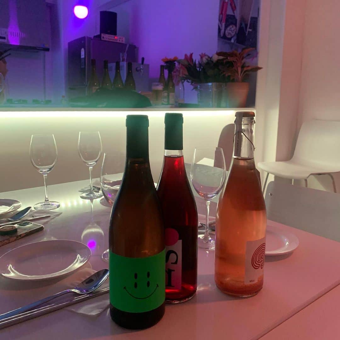 パク・ソラのインスタグラム：「우리 어제 너무 행복쓰✨♥️여기가 바로바로 @jointhedance.bar #내추럴와인」