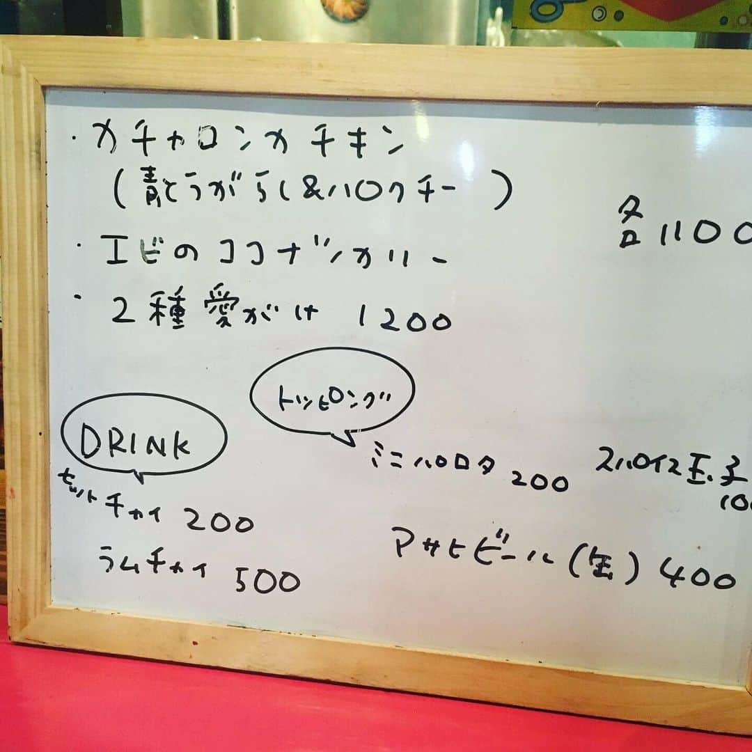 あだち理絵子さんのインスタグラム写真 - (あだち理絵子Instagram)「木曜日の講習受講は  #天六カレー  の日  初めまして、の  #ナムプリーカリー  さんに。  @mimi0217  地図を見ても店にたどりつかない。  #一松食品センター天五横丁  とやらの中にある！  #間借りカレー  なので カレー店らしからぬ 看板もないので 通りすぎそうになりました。  #2種の愛がけ 1200円  女性1人で切り盛り 着皿までちと時間はかかります。  コロッケ揚げてくれたり なんかミキサーしてたっ。  まずは #エビのココナツカリー   これが抜群に美味い！  タイ、プーケットで食べた 甘くも感じるやつっ。  バランスがむちゃくちゃ良い。  #ダル もただ優しいだけのやつが多い中 ちゃんとしっかりスープの味！ 単体でもいけます。  #カチャロンカチキン は汁が少なくてオカズみたいだったけど パクチーまみれで 好きなやつ。  辛めだから、ちょいと エビココナツつけたら マイルドになって良いねん！  ご飯の上に揚げたナスもスパイシーでね。  ま、欲を言えば もっと汁、ルーが食べたかった。  オカズ感が強かったので 特にエビココナツ ズルズルいきたかったなぁーー。  店主の女性ともお話しできて😊  エビココナツは定番であるそうな。  この日はエビ買い間違えてサイズがデカくてラッキーだったんだって♪  確かにプリプリでちゃんと下処理してはるなーと思って食べてました👍  あとは #イケメンカレー屋 さんベスト3のハナシとか（笑）  お客さんが教えてくれるんだって。  #ニタカリバンチャ はランクインしてましたヨ あと、 百福さん、だったかなー。  気づいたら休憩時間ギリギリで走って戻りました😆  ご馳走さまでした。  #女性の作るカレー 好き  #カレー部#カレー部大阪 #カレー女子 #カレー好きな人と繋がりたい #大阪スパイスカレー #スパイスチャージ #天五中崎町商店街  #天5ランチ#天六カレー #天六ランチ  #あだちオススメカレー #あだちカレログ 4.0」11月15日 12時03分 - adachi.rieko