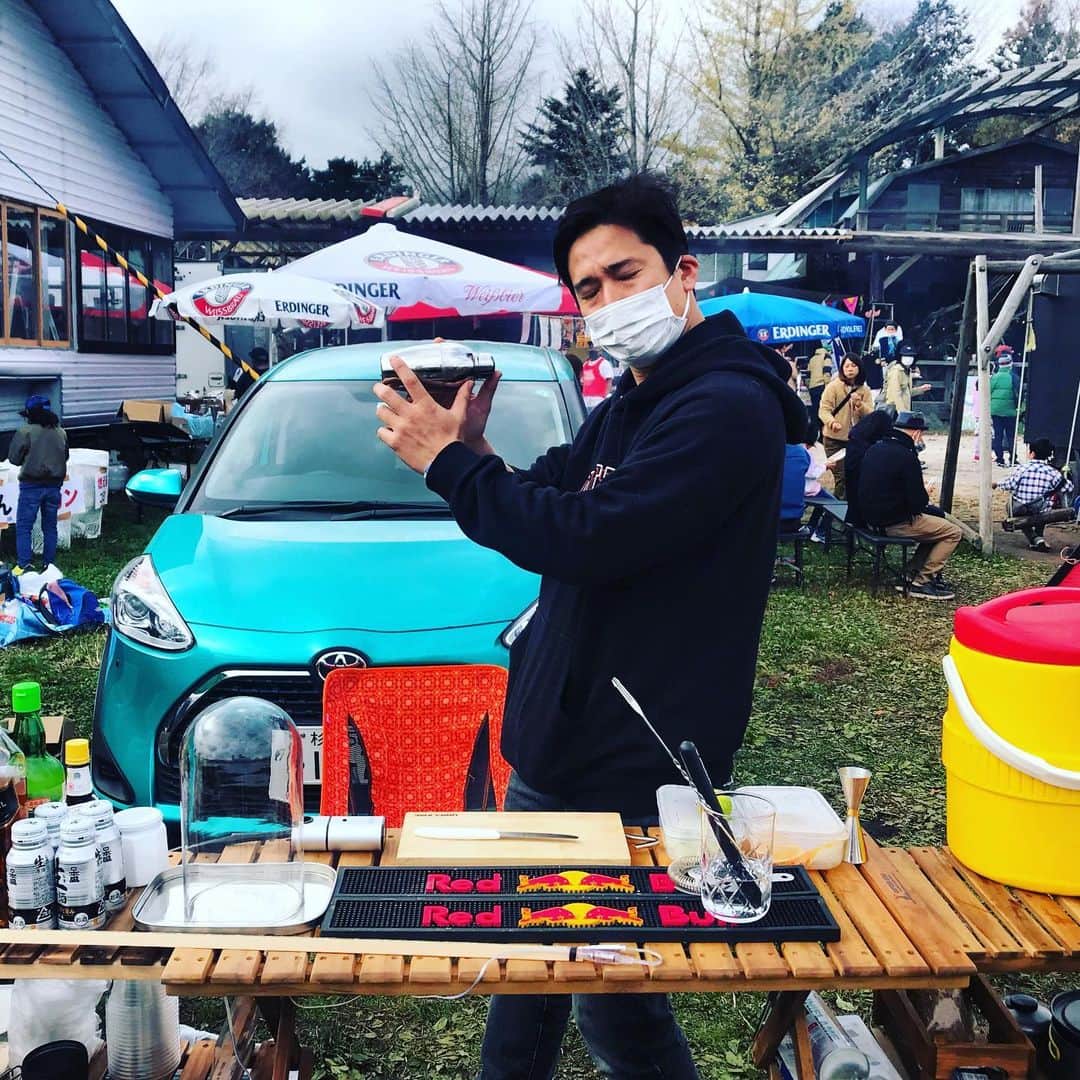 井手大介のインスタグラム：「キャンプフェスで野外バーテンダーやっとります。 #letschillout」