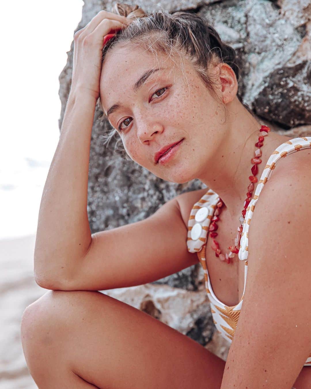 アリッサ ウーテンのインスタグラム：「My Mom made me think that my freckles are not to be proud of but I think I am ✨ PC @chissta」