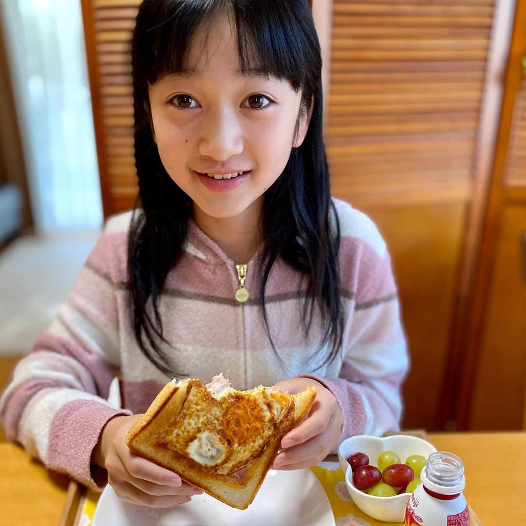 横溝菜帆さんのインスタグラム写真 - (横溝菜帆Instagram)「・ 休みの日の朝は、玉子トーストをよく食べます。  いつもは母が作るのですが、私も作れるように、教わりました‼︎ 食パンを四角くくり抜いて、玉子・ハム・チーズを入れて、くり抜いたパンでフタをして、あとはじっくり焼くだけです🍳  とっても簡単で美味しいので、ぜひ作ってみてください☺️  #玉子トースト #休みの日の朝食  今週は定期テストがあります😱 頑張ります！！！」11月15日 12時15分 - y_naho_te