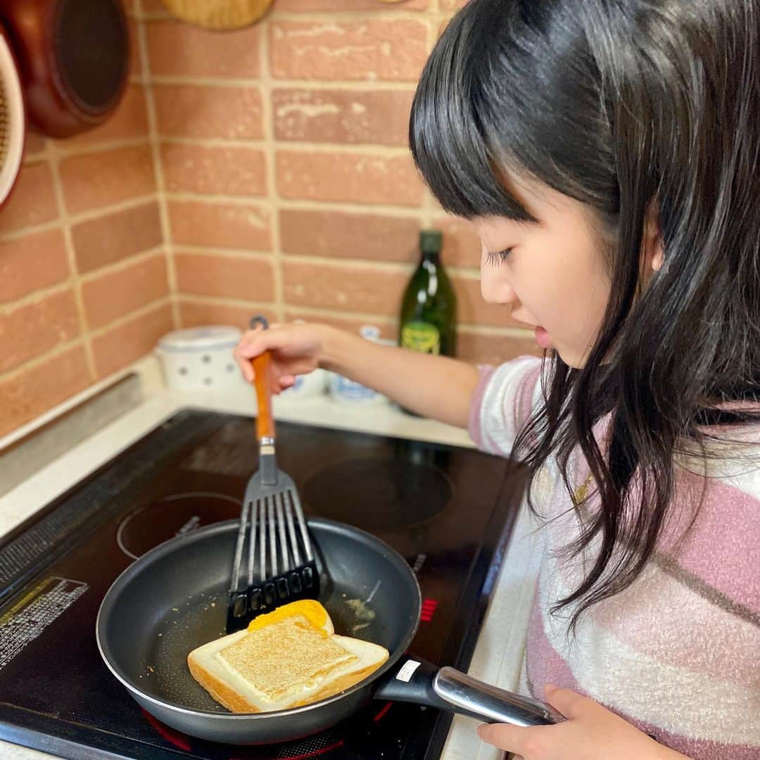 横溝菜帆さんのインスタグラム写真 - (横溝菜帆Instagram)「・ 休みの日の朝は、玉子トーストをよく食べます。  いつもは母が作るのですが、私も作れるように、教わりました‼︎ 食パンを四角くくり抜いて、玉子・ハム・チーズを入れて、くり抜いたパンでフタをして、あとはじっくり焼くだけです🍳  とっても簡単で美味しいので、ぜひ作ってみてください☺️  #玉子トースト #休みの日の朝食  今週は定期テストがあります😱 頑張ります！！！」11月15日 12時15分 - y_naho_te