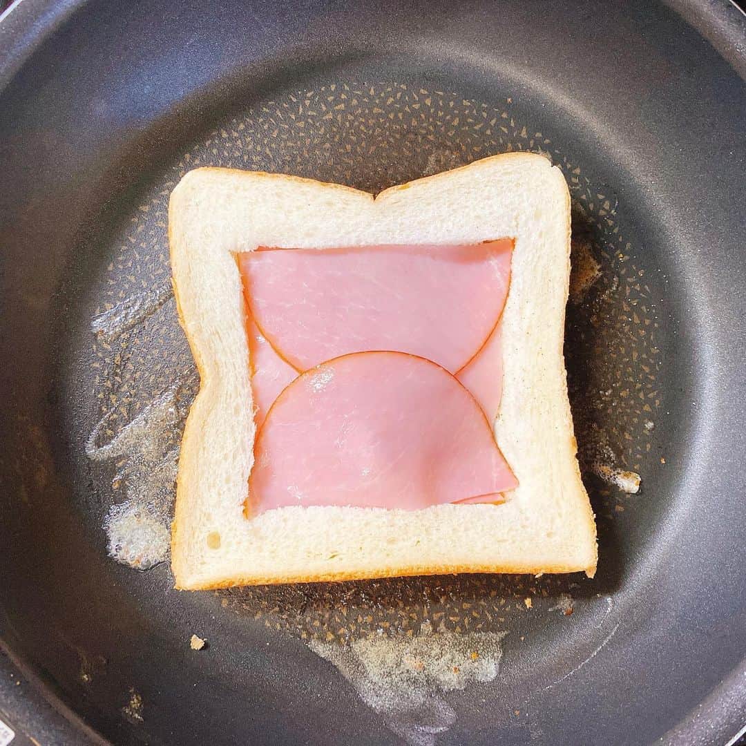 横溝菜帆さんのインスタグラム写真 - (横溝菜帆Instagram)「・ 休みの日の朝は、玉子トーストをよく食べます。  いつもは母が作るのですが、私も作れるように、教わりました‼︎ 食パンを四角くくり抜いて、玉子・ハム・チーズを入れて、くり抜いたパンでフタをして、あとはじっくり焼くだけです🍳  とっても簡単で美味しいので、ぜひ作ってみてください☺️  #玉子トースト #休みの日の朝食  今週は定期テストがあります😱 頑張ります！！！」11月15日 12時15分 - y_naho_te