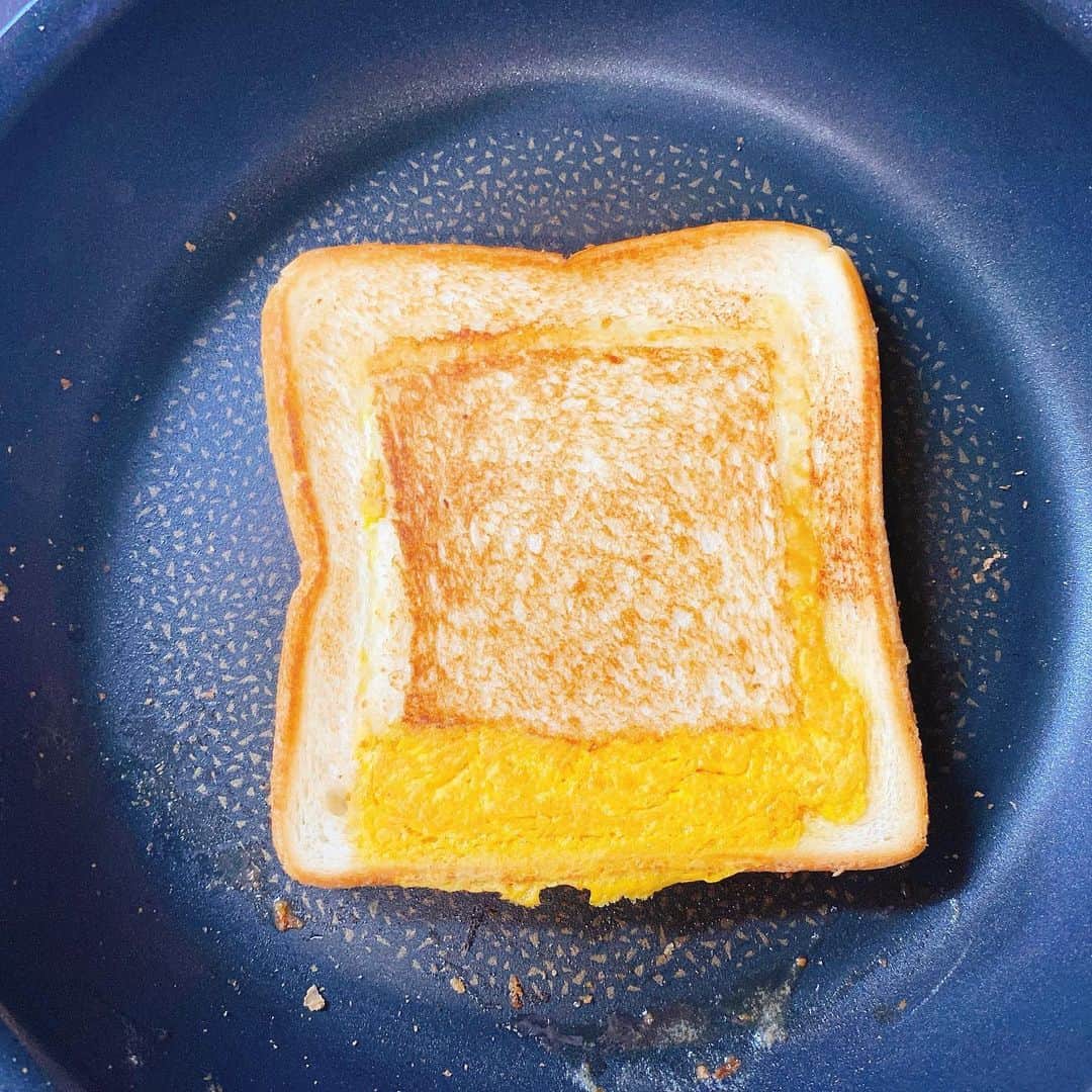 横溝菜帆さんのインスタグラム写真 - (横溝菜帆Instagram)「・ 休みの日の朝は、玉子トーストをよく食べます。  いつもは母が作るのですが、私も作れるように、教わりました‼︎ 食パンを四角くくり抜いて、玉子・ハム・チーズを入れて、くり抜いたパンでフタをして、あとはじっくり焼くだけです🍳  とっても簡単で美味しいので、ぜひ作ってみてください☺️  #玉子トースト #休みの日の朝食  今週は定期テストがあります😱 頑張ります！！！」11月15日 12時15分 - y_naho_te