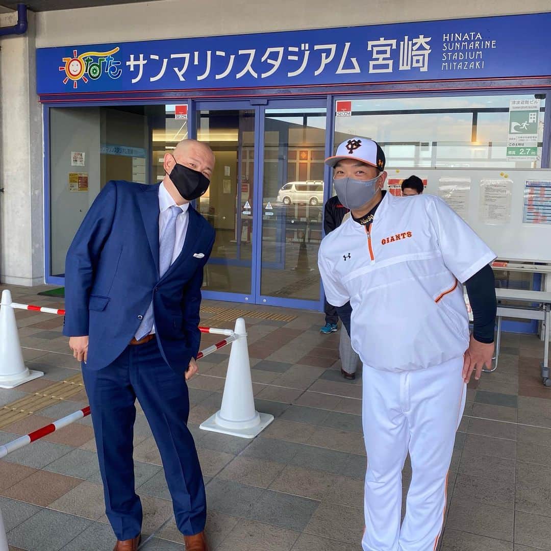 小田幸平のインスタグラム：「宮崎フェニックスリーグに行って来ました⚾️サンマリンスタジアム🏟阿部慎之助2軍監督に会って来ました❗️ちゃんととってますよ。第1弾ソーシャルディスタンス📷パシャ#宮崎フェニックスリーグ#読売ジャイアンツ#阿部慎之助2軍監督#ソーシャルディスタンス#はげch#サンマリンスタジアム宮崎#中日ドラゴンズ」