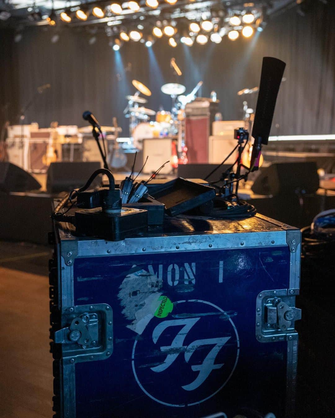 フー・ファイターズのインスタグラム：「Thank You!!! 🤘🖤 And thank you for singing along; we felt it. We miss you and can't wait to all be together again. Stay safe! #FFRoxy   Photo: @ndrewstuart」