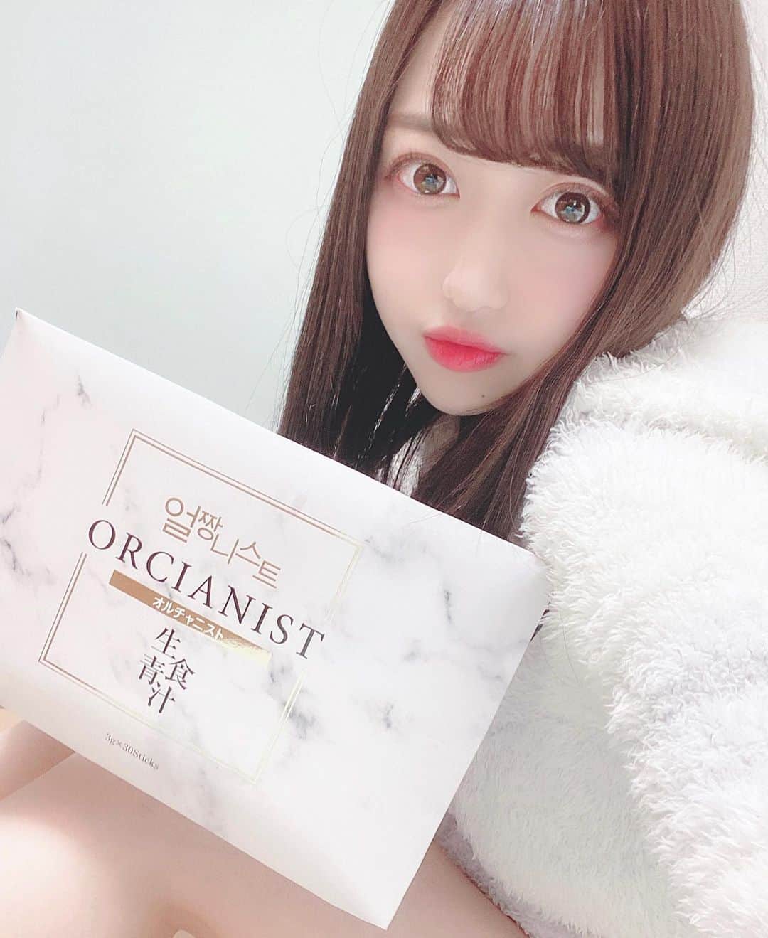 のインスタグラム：「最近朝夜オルチャニスト @orcianist の 青汁を飲んでます🐱  元KARAのニコルさんのタイアップ商品 ということもあり気になっていたのですが とっても美味しくて青汁が苦手な方でも かなり飲みやすい味だと思います❤︎  朝夜飲むのが習慣化されてきてるので 健康体に近づくためにも続けよ〜っと👼  #オルチャニスト #orcianist #オルチャニストを飲んで10万円の国内旅行を当てよう #韓国版青汁 #生食青汁 #センシク #pr #いいね返しは絶対 #いいね返し #いいねした人で気になった人フォロー」
