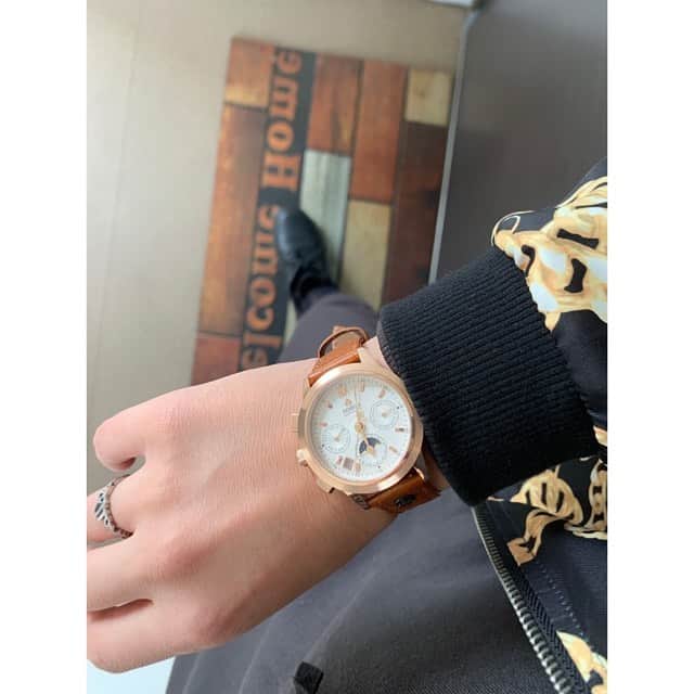 のインスタグラム：「久々のBLACKコーデ🖤  #lobor #ロバー #腕時計 #時計 #手元倶楽部  【pukkejt】 10%OFFクーポン」