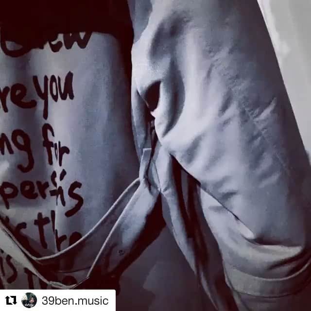 のインスタグラム：「（@39ben.music ）  のりのり😂  コーラスrecの時は感情を 出しすぎないようにしたり、 無になってみたり。 普段使わない音域で歌うから すごく難しいけど 新鮮な気持ちで歌ってます。」