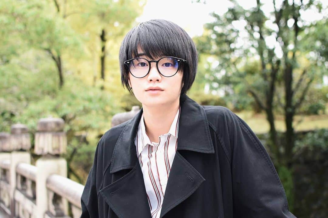 外山将平のインスタグラム：「朝どうしても時間がないときや 食欲がないときは チョコレート1つでも食べるようにします。 とりあえず糖を摂取すれば 脳働きます！  photo by:key #photooftheday#camera#portrait#model#外山将平#役者#俳優#今日の外山#ootd#Nikon#肌#美肌#一重 #写真#撮影#カメラ#ポートレート#ファインダー越しの私の世界#カメラ好きな人と繋がりたい#筋トレ#作品撮り#黒髪#メガネ男子#冬#winter#fashion#followｍe」