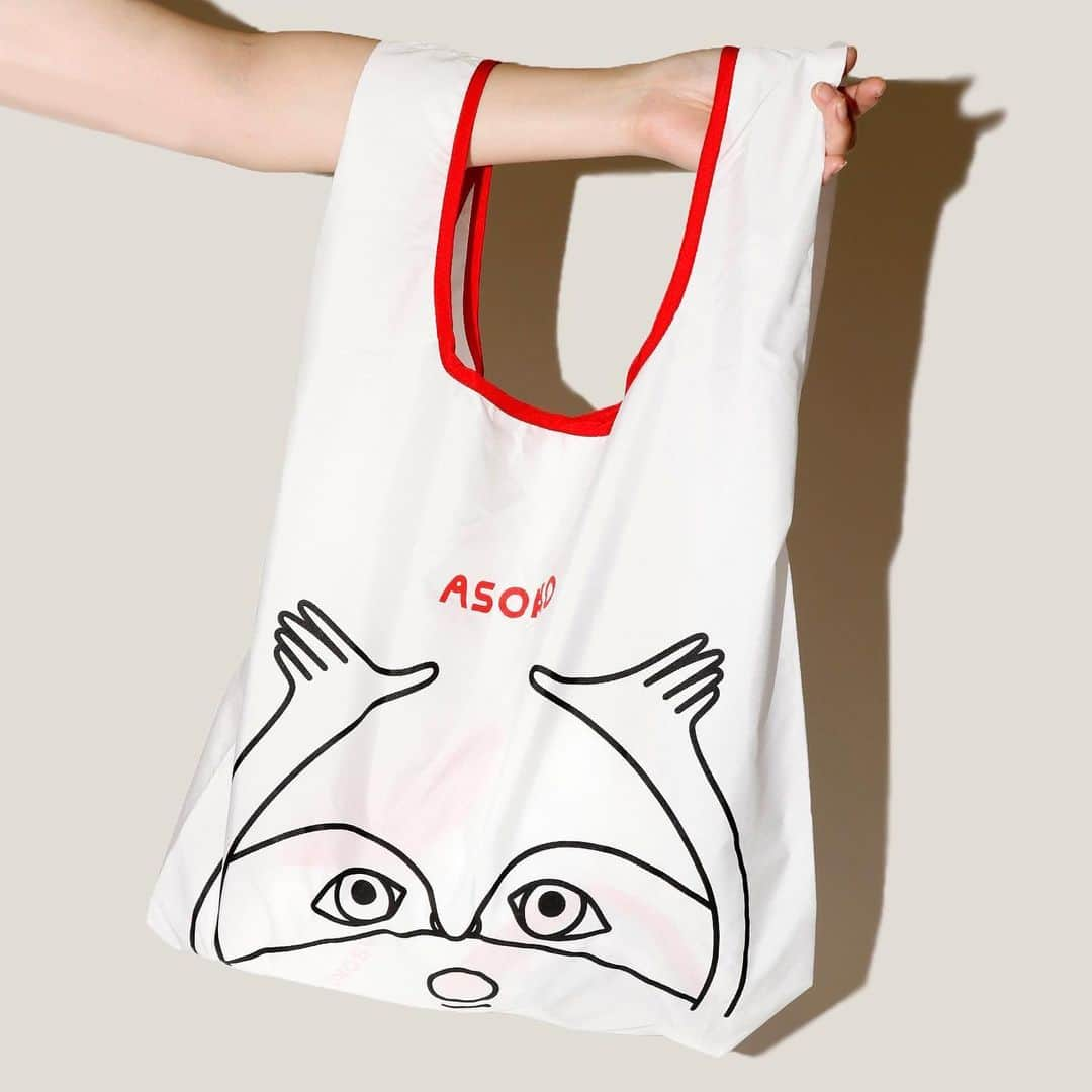 ASOKO ZAKKA STOREさんのインスタグラム写真 - (ASOKO ZAKKA STOREInstagram)「=ECO BAG=﻿ (オンラインストアお取り扱い商品)﻿ ﻿ ﻿ ﻿ 店頭でもオンラインストアでもとても人気なエコバッグが﻿ 仕様、サイズが変わって新しく入荷しました👏﻿ ﻿ ﻿ ﻿ ﻿ 人気のbuggy柄をはじめ、花柄や目を引くフェイス柄など﻿ 計6種類ご用意しております。﻿ 全てASOKOオリジナルデザインでどれにするか悩んでしまいますね👀﻿ ﻿ ﻿ ﻿ 2025年大阪・関西万博のロゴをデザインされている﻿ シマダタモツさんがデザインを担当！﻿ ASOKOでしか手に入らないオリジナルデザインです。﻿ ﻿ ﻿ ﻿ こちらのエコバッグはとても簡単に小さく収納可能となっております！﻿ たたみ方はリールにのせているので是非ご覧ください。﻿ ﻿ ﻿ ﻿ ﻿ ■<小さくたたみやすい！>おおきなエコバッグ(FACE） 税込440円 ﻿ ﻿ ﻿ ﻿ ××××××××××××××××××××××××××××﻿ ﻿ 店舗により在庫・品揃えが異なります。﻿ お問い合わせは各店舗までお願いいたします。﻿ なお、取り寄せ・取り置きは行なっておりませんのでご了承くださいませ。﻿ ﻿ ×××××××××××××××××××××××××××﻿ ﻿ #ASOKO﻿ #エコバッグ﻿ #ecobag﻿ #シマダタモツ﻿ #マイバッグ﻿ #コンビニエコバッグ」11月15日 12時29分 - asokojpn