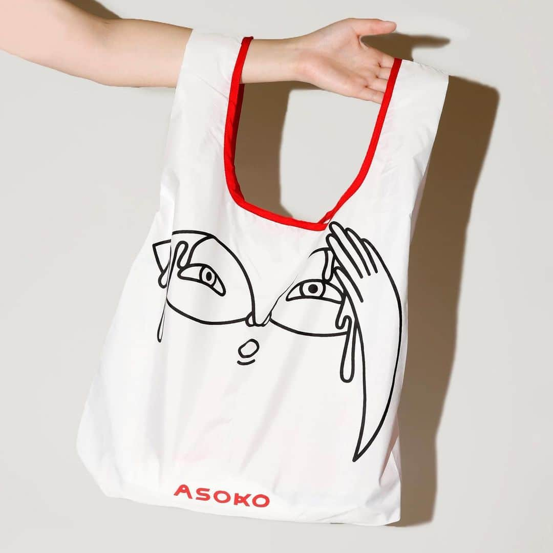 ASOKO ZAKKA STOREさんのインスタグラム写真 - (ASOKO ZAKKA STOREInstagram)「=ECO BAG=﻿ (オンラインストアお取り扱い商品)﻿ ﻿ ﻿ ﻿ 店頭でもオンラインストアでもとても人気なエコバッグが﻿ 仕様、サイズが変わって新しく入荷しました👏﻿ ﻿ ﻿ ﻿ ﻿ 人気のbuggy柄をはじめ、花柄や目を引くフェイス柄など﻿ 計6種類ご用意しております。﻿ 全てASOKOオリジナルデザインでどれにするか悩んでしまいますね👀﻿ ﻿ ﻿ ﻿ 2025年大阪・関西万博のロゴをデザインされている﻿ シマダタモツさんがデザインを担当！﻿ ASOKOでしか手に入らないオリジナルデザインです。﻿ ﻿ ﻿ ﻿ こちらのエコバッグはとても簡単に小さく収納可能となっております！﻿ たたみ方はリールにのせているので是非ご覧ください。﻿ ﻿ ﻿ ﻿ ﻿ ■<小さくたたみやすい！>おおきなエコバッグ(FACE） 税込440円 ﻿ ﻿ ﻿ ﻿ ××××××××××××××××××××××××××××﻿ ﻿ 店舗により在庫・品揃えが異なります。﻿ お問い合わせは各店舗までお願いいたします。﻿ なお、取り寄せ・取り置きは行なっておりませんのでご了承くださいませ。﻿ ﻿ ×××××××××××××××××××××××××××﻿ ﻿ #ASOKO﻿ #エコバッグ﻿ #ecobag﻿ #シマダタモツ﻿ #マイバッグ﻿ #コンビニエコバッグ」11月15日 12時29分 - asokojpn