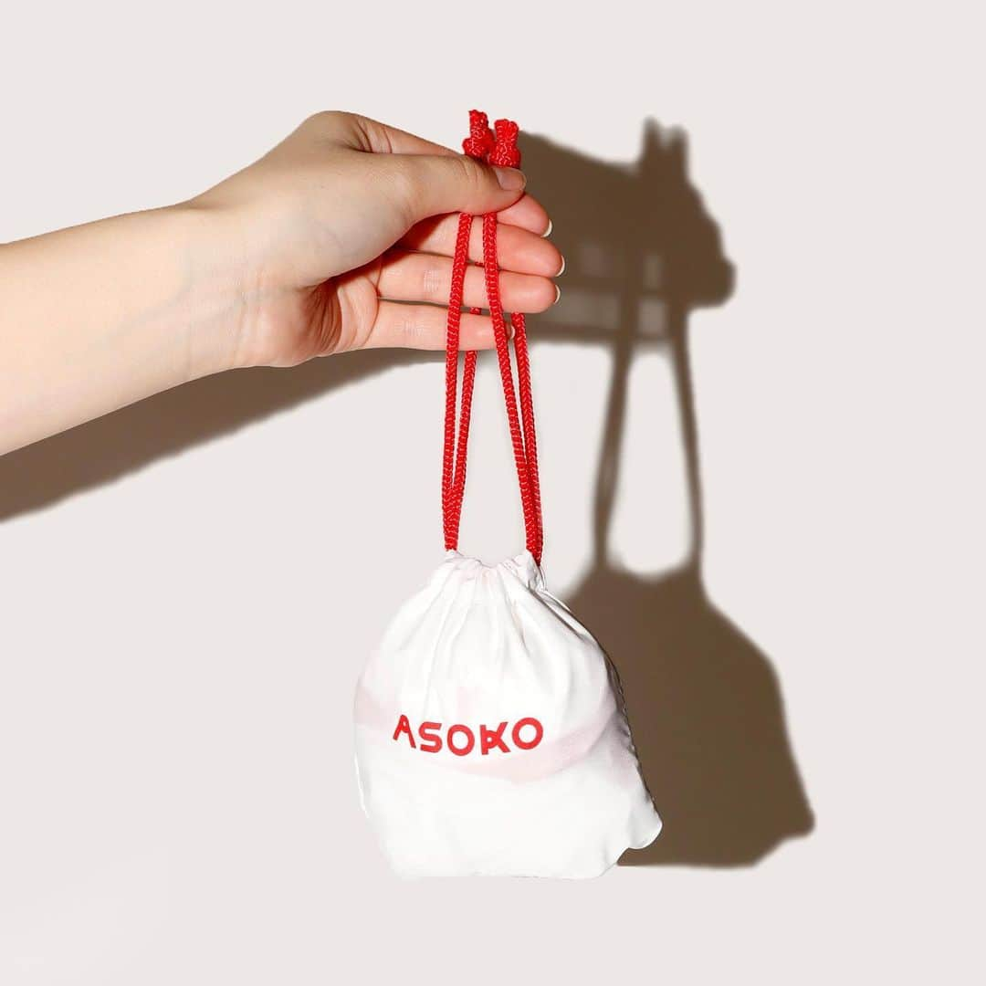 ASOKO ZAKKA STOREさんのインスタグラム写真 - (ASOKO ZAKKA STOREInstagram)「=ECO BAG=﻿ (オンラインストアお取り扱い商品)﻿ ﻿ ﻿ ﻿ 店頭でもオンラインストアでもとても人気なエコバッグが﻿ 仕様、サイズが変わって新しく入荷しました👏﻿ ﻿ ﻿ ﻿ ﻿ 人気のbuggy柄をはじめ、花柄や目を引くフェイス柄など﻿ 計6種類ご用意しております。﻿ 全てASOKOオリジナルデザインでどれにするか悩んでしまいますね👀﻿ ﻿ ﻿ ﻿ 2025年大阪・関西万博のロゴをデザインされている﻿ シマダタモツさんがデザインを担当！﻿ ASOKOでしか手に入らないオリジナルデザインです。﻿ ﻿ ﻿ ﻿ こちらのエコバッグはとても簡単に小さく収納可能となっております！﻿ たたみ方はリールにのせているので是非ご覧ください。﻿ ﻿ ﻿ ﻿ ﻿ ■<小さくたたみやすい！>おおきなエコバッグ(FACE） 税込440円 ﻿ ﻿ ﻿ ﻿ ××××××××××××××××××××××××××××﻿ ﻿ 店舗により在庫・品揃えが異なります。﻿ お問い合わせは各店舗までお願いいたします。﻿ なお、取り寄せ・取り置きは行なっておりませんのでご了承くださいませ。﻿ ﻿ ×××××××××××××××××××××××××××﻿ ﻿ #ASOKO﻿ #エコバッグ﻿ #ecobag﻿ #シマダタモツ﻿ #マイバッグ﻿ #コンビニエコバッグ」11月15日 12時29分 - asokojpn