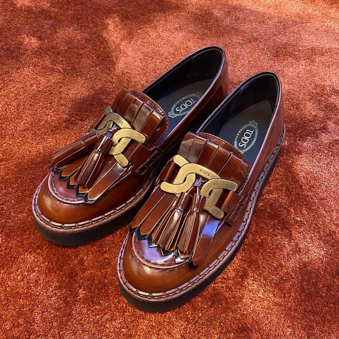 のインスタグラム：「はじめての @tods 🥺✨ 一目惚れして 見てるだけでにやにやしちゃう🥰  もーすぐ30ちゃいになるし やっぱりいい靴を 履かなきゃね🧏🏼‍♀️💕 #tods」